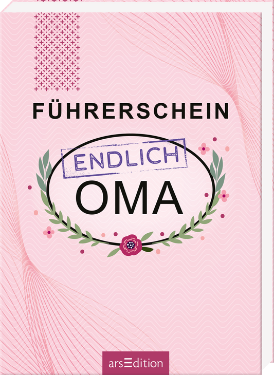 Auf dem Cover in zartem Rosa steht der Titel „FÜHRERSCHEIN“ in großer, schwarzer Schrift. Darunter befindet sich der Schriftzug „ENDLICH“ in blauer, gestempelter Optik, der Teil des Wortes „OMA“ in kräftig schwarzer Schrift umrahmt. Eine filigrane Blumenkranzgrafik in Grün und Rosa rahmt das Wort „OMA“ ein und verleiht dem Cover eine verspielte Atmosphäre. Ganz unten mittig steht der Logoschriftzug von arsEdition.