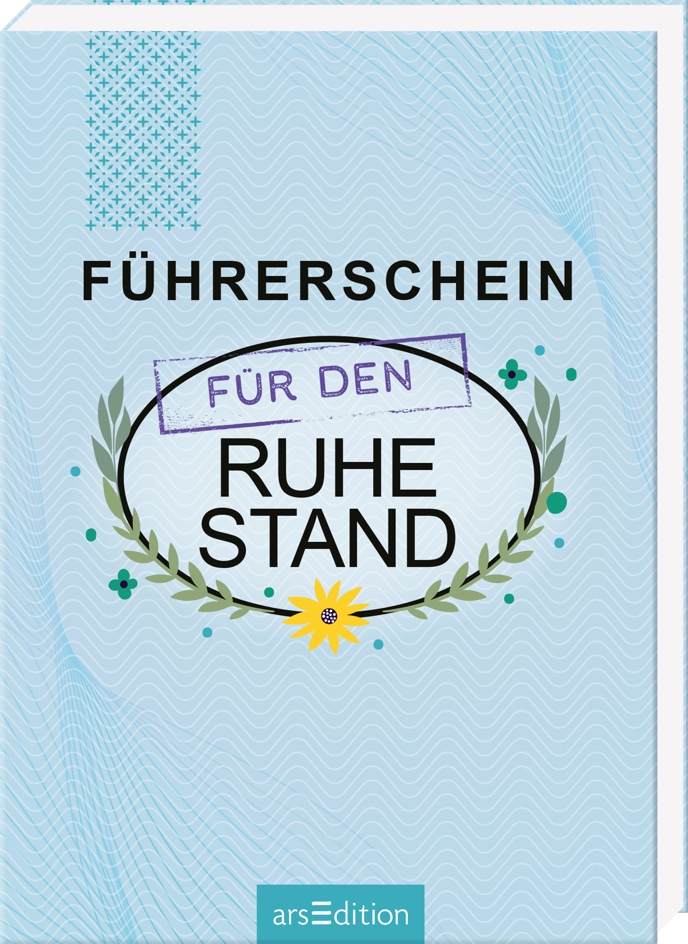 Das Buchcover zeigt einen sanften, wellenförmigen Hintergrund in hellblau. Zentral befindet sich der Schriftzug „FÜHRERSCHEIN FÜR DEN RUHESTAND“ in einer Mischung aus klarer und verspielter Typografie. Der Titel ist von einer zarten Kranzillustration umgeben, die mit kleinen Blumen und Blättern verziert ist. Das Cover vermittelt eine entspannte und fröhliche Atmosphäre. Ganz oben ist ein dekoratives, mintgrünes Element zu sehen. Ganz unten mittig steht der Logoschriftzug von...