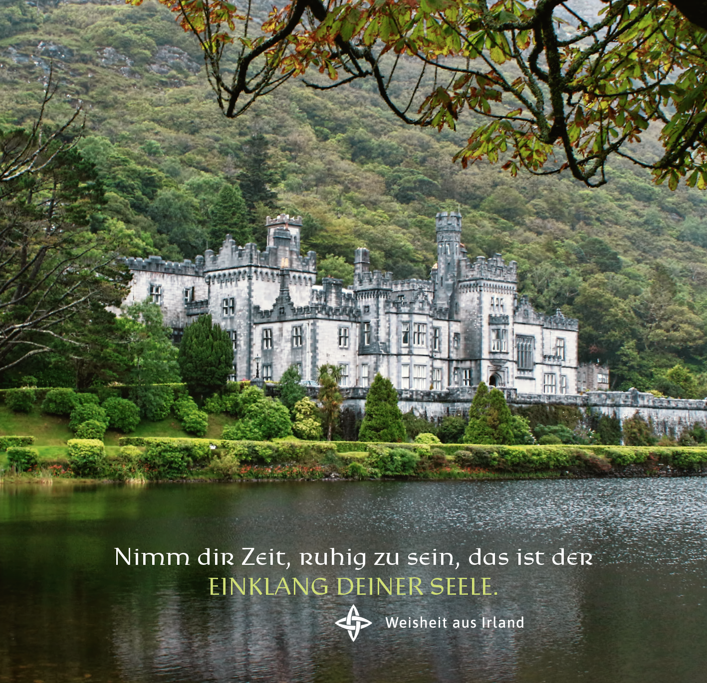 Gezeigt wird eine Innen- oder Zusatzansicht von „Irische Segenswünsche für dich“. Die Ansicht zeigt ein malerisches Schloss am Ufer eines ruhigen Sees, umgeben von üppigem Grün und sanften Hügeln. Im Vordergrund steht der Satz „Nimm dir Zeit, ruhig zu sein, das ist der EINKLANG DEINER SEELE“ in eleganter, geschwungener Schrift. Die Farbpalette umfasst sanfte Grüntöne mit einem Blick auf die Natur, was eine harmonische und beruhigende Atmosphäre vermittelt.
