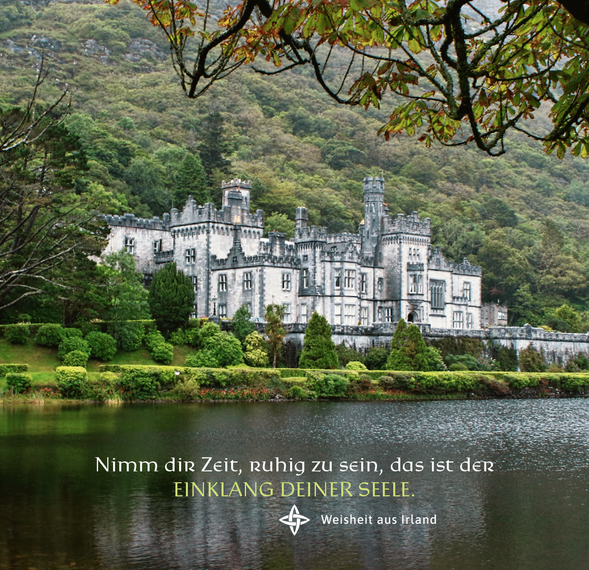 Gezeigt wird eine Innen- oder Zusatzansicht von „Irische Segenswünsche für dich“. Die Ansicht zeigt ein malerisches Schloss am Ufer eines ruhigen Sees, umgeben von üppigem Grün und sanften Hügeln. Im Vordergrund steht der Satz „Nimm dir Zeit, ruhig zu sein, das ist der EINKLANG DEINER SEELE“ in eleganter, geschwungener Schrift. Die Farbpalette umfasst sanfte Grüntöne mit einem Blick auf die Natur, was eine harmonische und beruhigende Atmosphäre vermittelt.