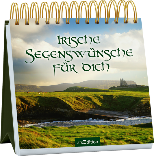 Das Buchcover zeigt eine malerische irische Landschaft mit grünen Hügeln, einem sanften Fluss und einem alten Schloss im Hintergrund, umgeben von bewölktem Himmel. Der Titel „Irische Segenswünsche für dich“ ist in einer eleganten, verschnörkelten Schrift in dunklem Grün gestaltet. Die goldene Spiralbindung oben verleiht dem Cover eine stilvolle Note. Ganz unten mittig steht der Logoschriftzug von arsEdition.