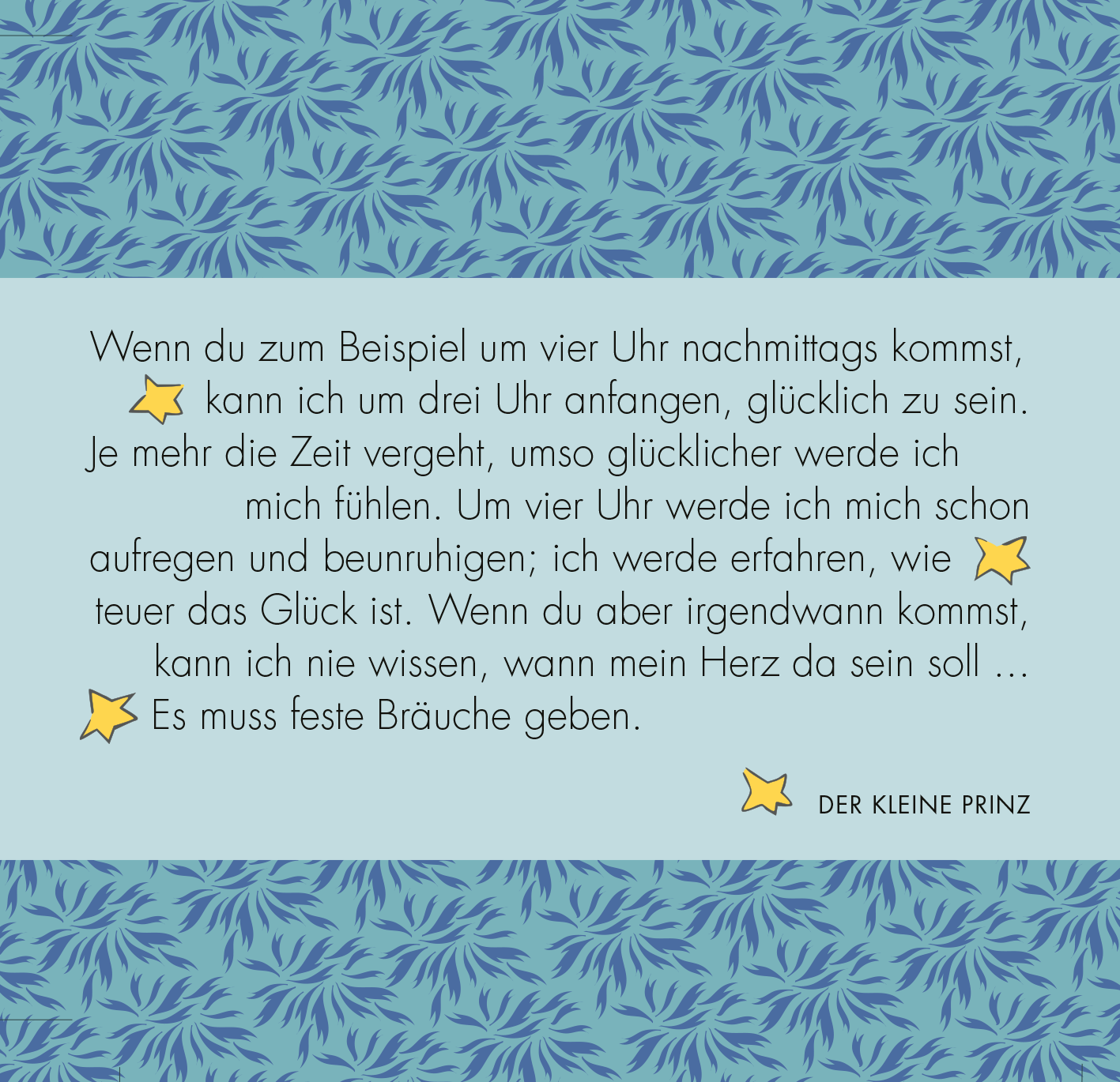 Gezeigt wird eine Innen- oder Zusatzansicht von „Herzenswünsche vom kleinen Prinzen“. Der Hintergrund ist mit einem blauen Blattmuster versehen, während die Schreibfläche in sanften Pastelltönen gehalten ist. Der Text ist in einer klaren, gut lesbaren Schriftart gestaltet und enthält gelbe Sterne, die als dekorative Elemente fungieren. Der Inhalt vermittelt eine emotionale Botschaft über das Warten und die Bedeutung von festen Bräuchen, um Glück zu erfahren.
