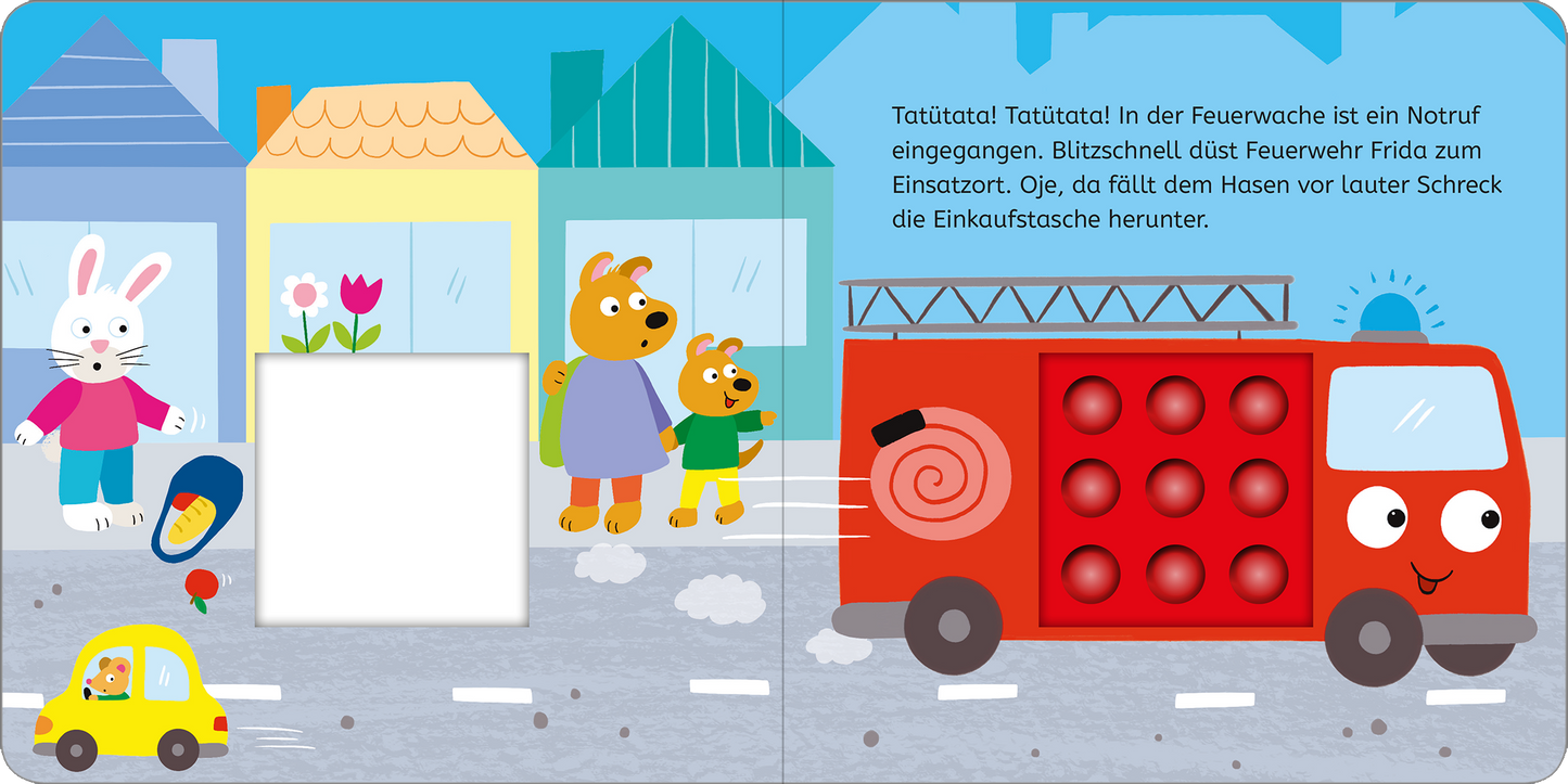 Gezeigt wird eine Innen- oder Zusatzansicht von „Mein erstes Pop-it-Buch – Feuerwehr Frida“. Die Illustration zeigt eine fröhliche Szenen mit bunten Häusern unter einem blauen Himmel. Links stehen ein Hase und zwei Bären, die neugierig in Richtung einer roten Feuerwehr mit großen, runden Fenstern blicken. Über die gesamte Seite verteilt sind helle Farben wie Gelb, Blau und Rot eingesetzt. Die verspielte Typografie hebt den Satz „Tatütata!“ hervor und animiert die Kinder zum...