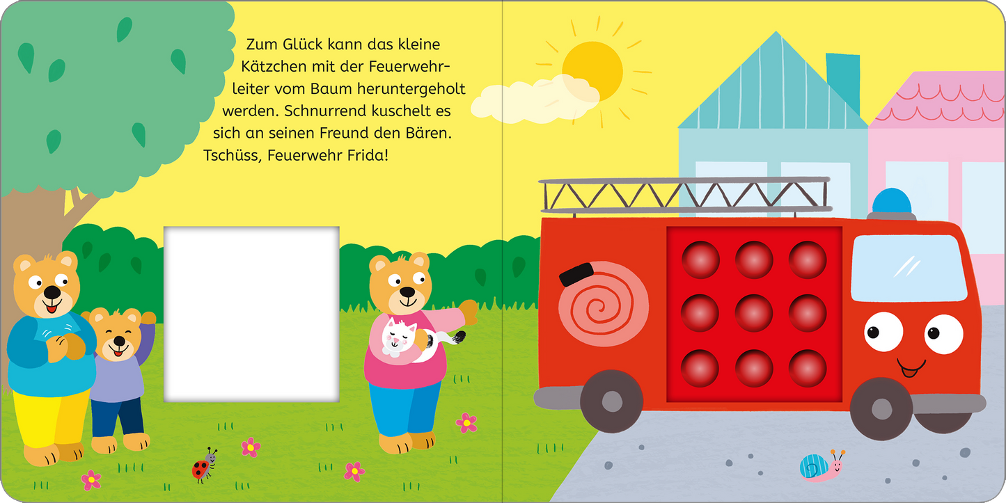 Gezeigt wird eine Innen- oder Zusatzansicht von „Mein erstes Pop-it-Buch – Feuerwehr Frida“. Die illustration zeigt eine farbenfrohe Szene mit einem roten Feuerwehrauto und drei fröhlichen Bären, die im Vordergrund stehen. Der Hintergrund ist grün mit einer sonnigen Umgebung und enthaltenen Details wie Blumen und einem Häuschen. Der Text in klarer, großer Schrift vermittelt die Geschichte, während das Feuerwehrauto spielerisch gestaltet ist, um die Aufmerksamkeit der Kinder zu...