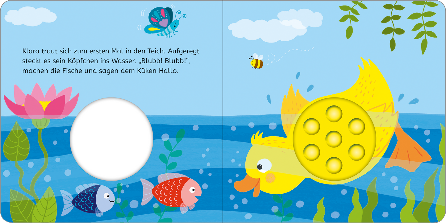 Gezeigt wird eine Innen- oder Zusatzansicht von „Mein erstes Pop-it-Buch – Küken Klara“. Die Seite zeigt eine farbenfrohe Unterwasserwelt mit einer gelben Ente, die fröhlich im blauen Wasser schwimmt. Umgeben von bunten Fischen, grünem Seetang und einer pinken Seerose strahlt die Illustration Lebendigkeit aus. Ein kreisförmiges Pop-it-Element in leuchtendem Gelb lädt zum Drücken ein. Der Text in freundlicher Schrift beschreibt Klaras Abenteuer im Teich und schafft eine einladende...