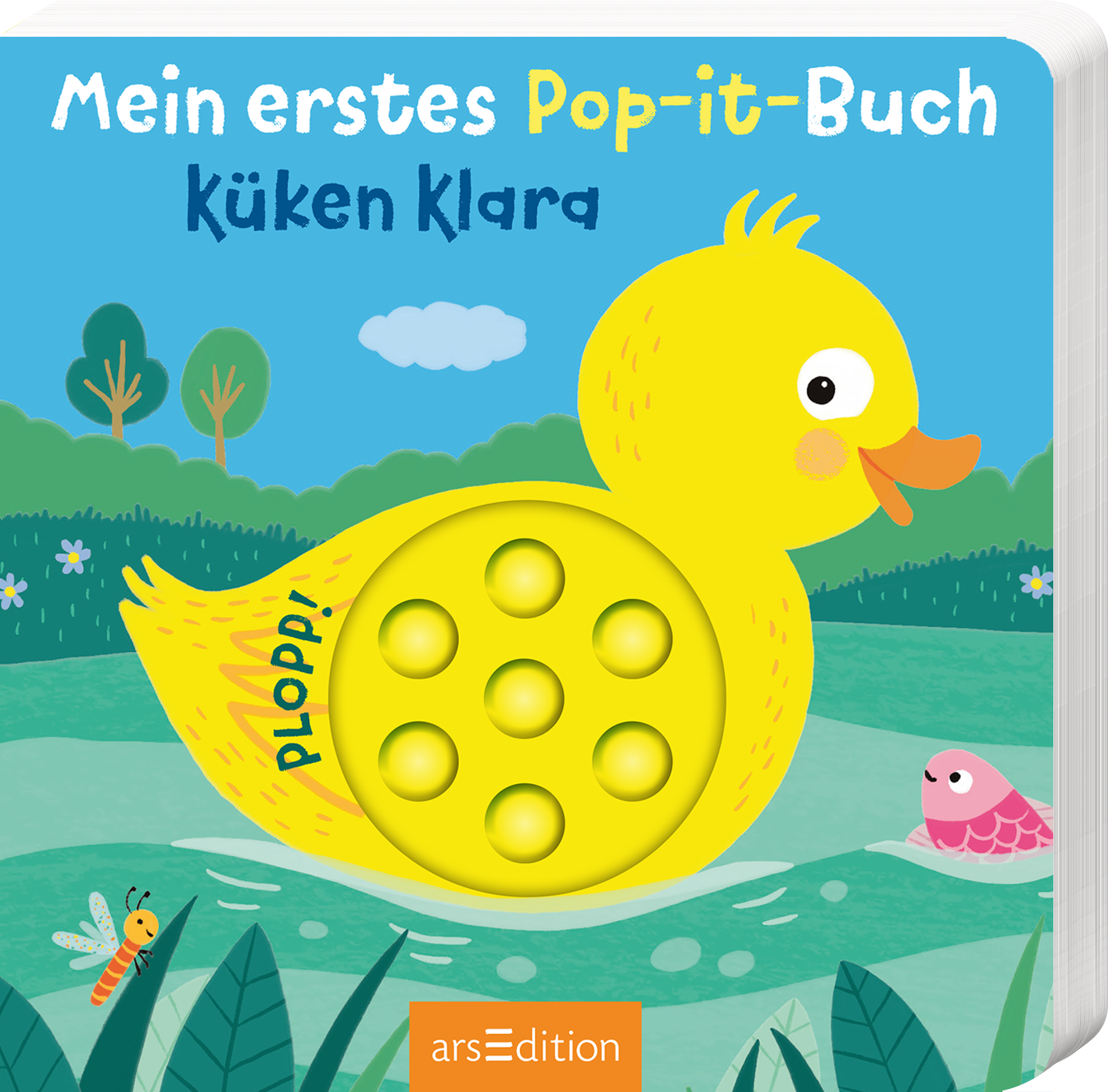 Das Buchcover zeigt eine fröhliche, gelbe Ente, die Kücken Klara darstellt. Sie schwimmt auf einem ruhigen Gewässer in einer bunten Landschaft mit grünen Bäumen und einem kleinen rosa Vogel. In der unteren rechten Ecke befindet sich ein gelbes Pop-it-Element mit der Aufschrift „PLOPP!“. Der Titel „Mein erstes Pop-it-Buch“ steht in freundlicher blauer Schrift über der Ente, gefolgt vom Urheber „Küken Klara“. Ganz unten mittig steht der Logoschriftzug von arsEdition.