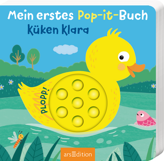 Das Buchcover zeigt eine fröhliche, gelbe Ente, die Kücken Klara darstellt. Sie schwimmt auf einem ruhigen Gewässer in einer bunten Landschaft mit grünen Bäumen und einem kleinen rosa Vogel. In der unteren rechten Ecke befindet sich ein gelbes Pop-it-Element mit der Aufschrift „PLOPP!“. Der Titel „Mein erstes Pop-it-Buch“ steht in freundlicher blauer Schrift über der Ente, gefolgt vom Urheber „Küken Klara“. Ganz unten mittig steht der Logoschriftzug von arsEdition.