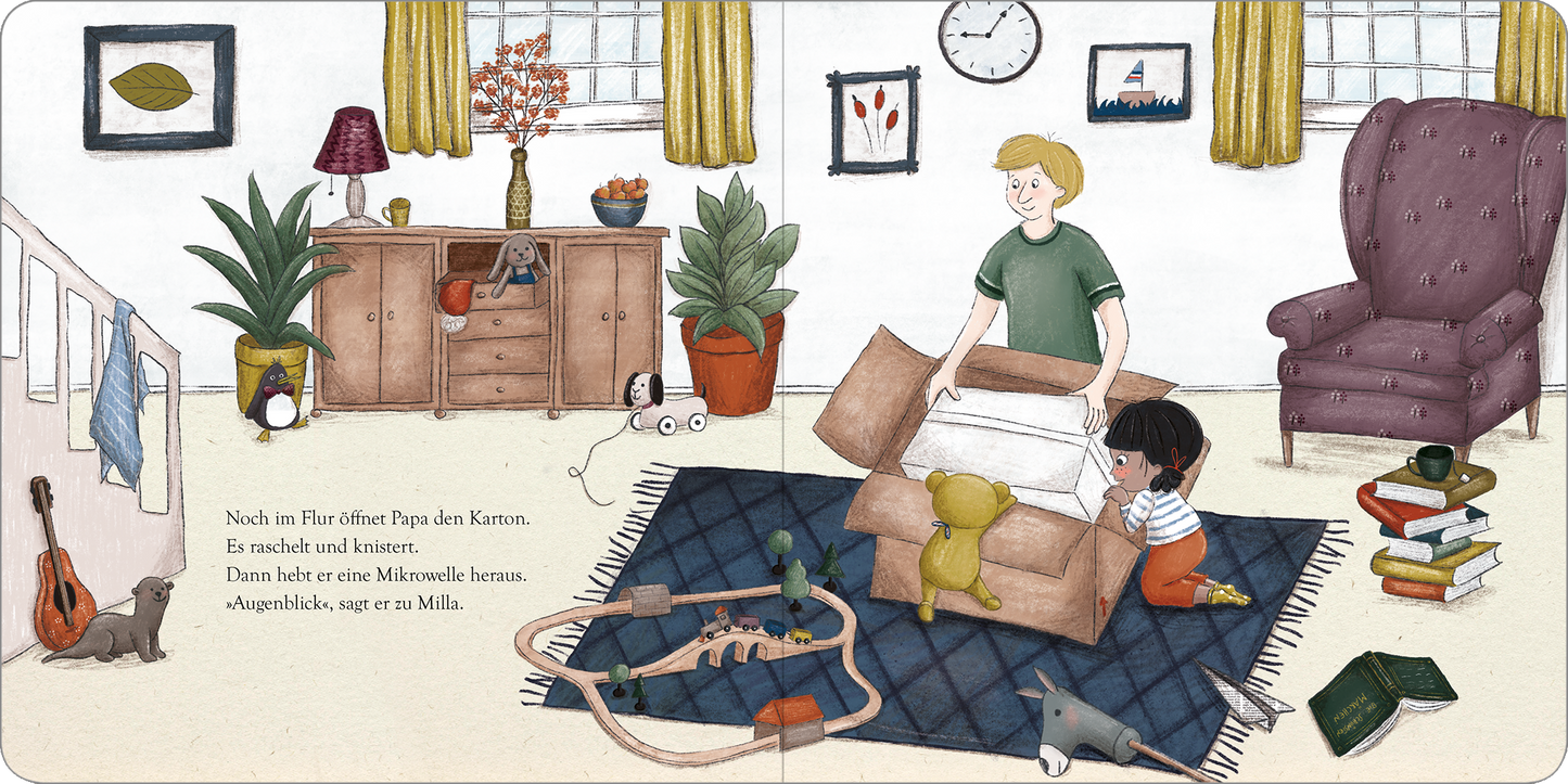 Gezeigt wird eine Innen- oder Zusatzansicht von „Der Wunderkarton“. Die Illustration zeigt einen lebendigen Raum mit warmen Farben, in dem ein Junge und ein Mädchen an einem offenen Karton spielen. An den Wänden hängen Fenster mit gelben Vorhängen und eine Wanduhr, während ein Regal mit verschiedenen Spielsachen und einem kleinen Pflanzenkübels gefüllt ist. Der Boden ist mit einem bunten Teppich dekoriert, auf dem sich eine Holzschiene und ein Plüschtier befinden.