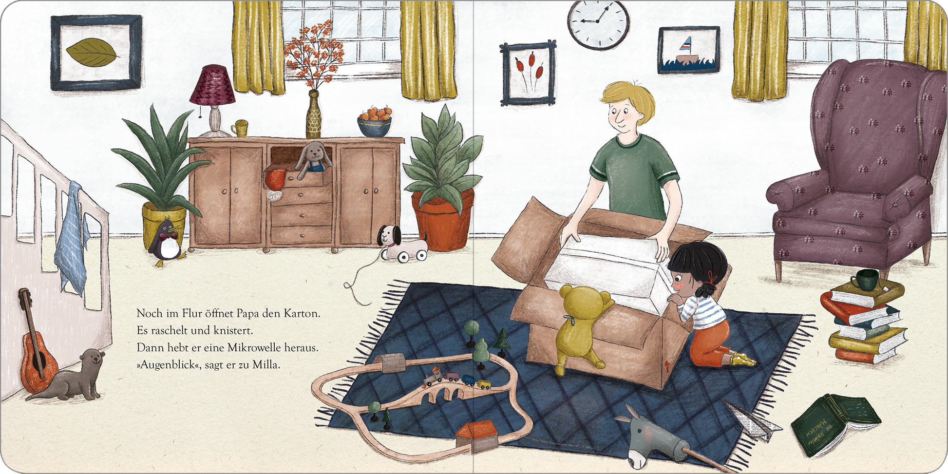 Gezeigt wird eine Innen- oder Zusatzansicht von „Der Wunderkarton“. Die Illustration zeigt einen lebendigen Raum mit warmen Farben, in dem ein Junge und ein Mädchen an einem offenen Karton spielen. An den Wänden hängen Fenster mit gelben Vorhängen und eine Wanduhr, während ein Regal mit verschiedenen Spielsachen und einem kleinen Pflanzenkübels gefüllt ist. Der Boden ist mit einem bunten Teppich dekoriert, auf dem sich eine Holzschiene und ein Plüschtier befinden.