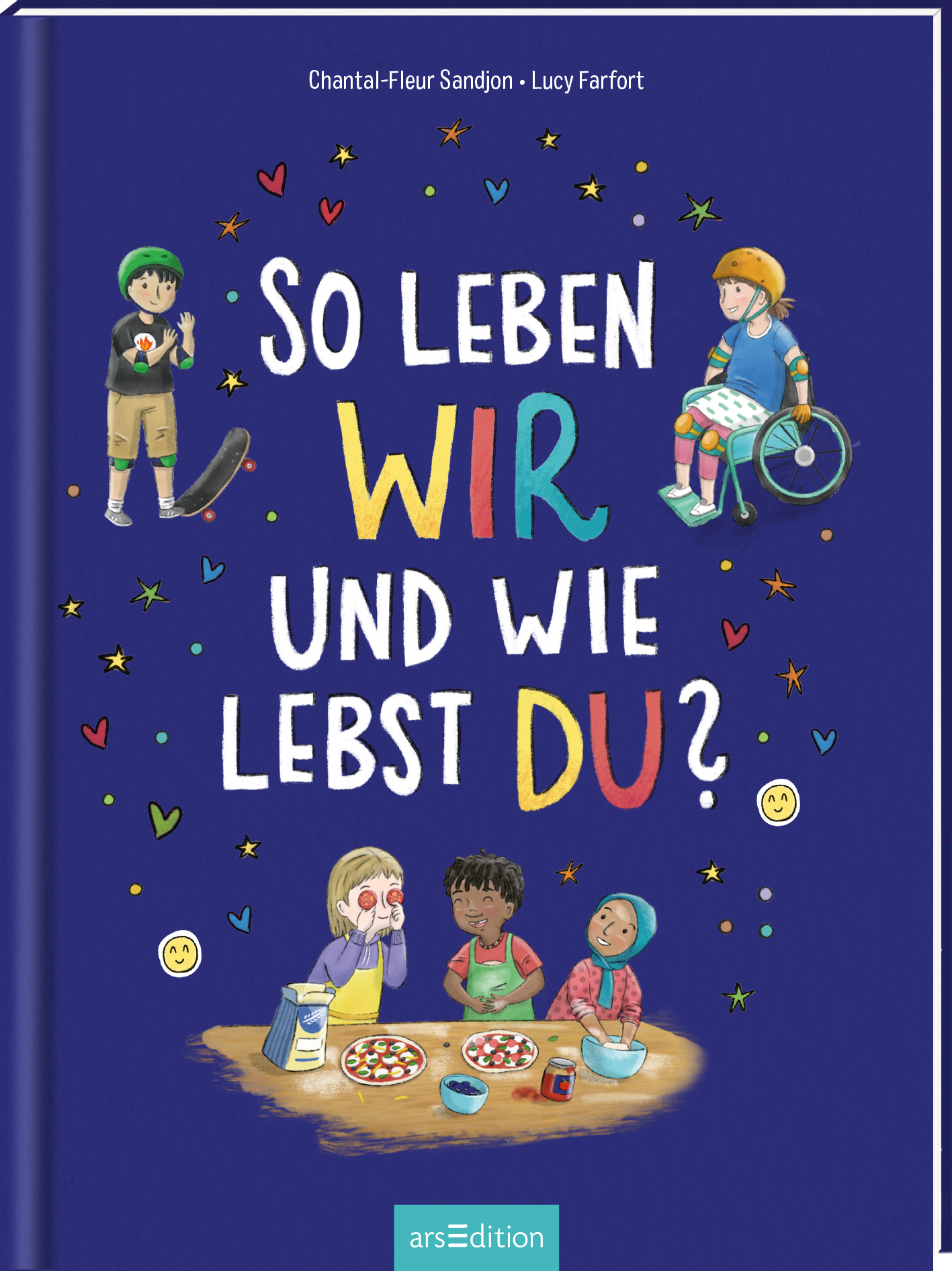Das Buchcover zeigt eine farbenfrohe Illustration, die Kinder in verschiedenen Alltagssituationen darstellt. Im Vordergrund sieht man eine Gruppe von vier Kindern: zwei Jungen, einen Krippenkind und ein Mädchen im Rollstuhl. Die Schriftzüge „SO LEBEN WIR“ in gelber und „WIE LEBST DU?“ in roter Schrift ziehen die Aufmerksamkeit auf sich. Der Hintergrund ist in einem sanften Blau gehalten, um die verspielte Atmosphäre zu unterstreichen. Oben links befindet sich ein...