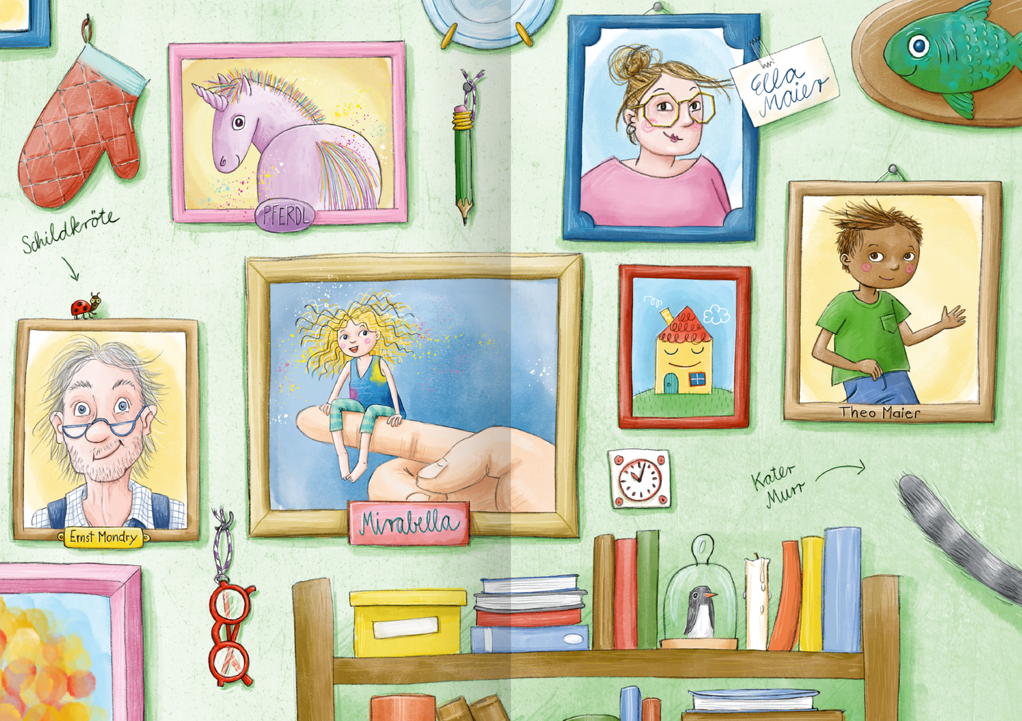 Gezeigt wird eine Innen- oder Zusatzansicht von „Mirabella – Die ganz kleine Fee“. Die Illustration zeigt eine kindgerechte Wand mit bunten Rahmen, die verschiedene Portraits und Bilder umgeben. In der Mitte ist ein Bild von Minstilia, einem kleinen Fee, die auf einem Finger sitzt. Die Farben sind lebhaft, mit sanften Pastelltönen und kräftigem Grün im Hintergrund. Die Typografie der Beschriftungen ist freundlich und verspielt, passend zur Märchenwelt.