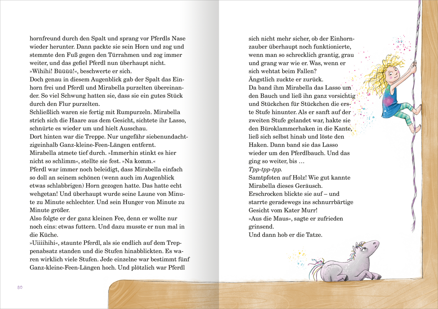 Gezeigt wird eine Innen- oder Zusatzansicht von „Mirabella – Die ganz kleine Fee“. Auf der Doppelseite sind helle, fröhliche Illustrationen in sanften Farben zu sehen. Die linke Seite zeigt den Text in einer gut lesbaren, kindgerechten Schriftart mit weicher, abgerundeter Typografie. Die rechte Seite enthält eine Darstellung von Mirabella, die fröhlich an einer Klippe sitzt, umgeben von bunten Details. Der Hintergrund strahlt eine heitere Atmosphäre aus, die die Fantasiewelt der...