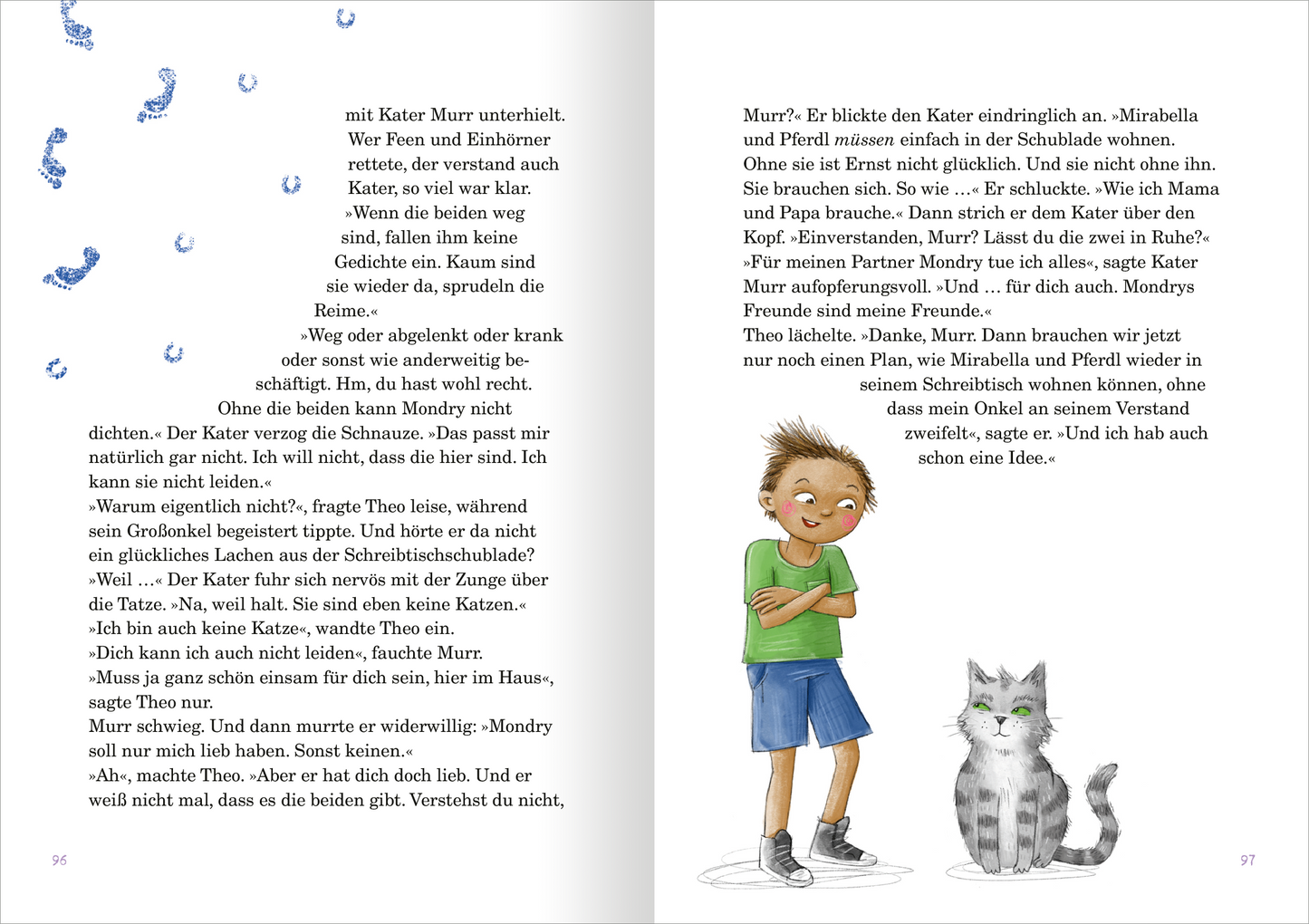 Gezeigt wird eine Innen- oder Zusatzansicht von „Mirabella – Die ganz kleine Fee“. Auf der linken Seite ist ein Textabschnitt in schwarzer Schrift auf weißem Hintergrund abgebildet, umgeben von blauen Wassertropfen. Auf der rechten Seite sind bunte Illustrationen zu sehen: Ein fröhlicher Junge mit kurz geschnittenem Haar in grüner T-Shirt und blauen Shorts, der mit einem grauen Kater spricht. Der Kater hat ein verschmitztes, neugieriges Aussehen. Die Illustration vermittelt eine...