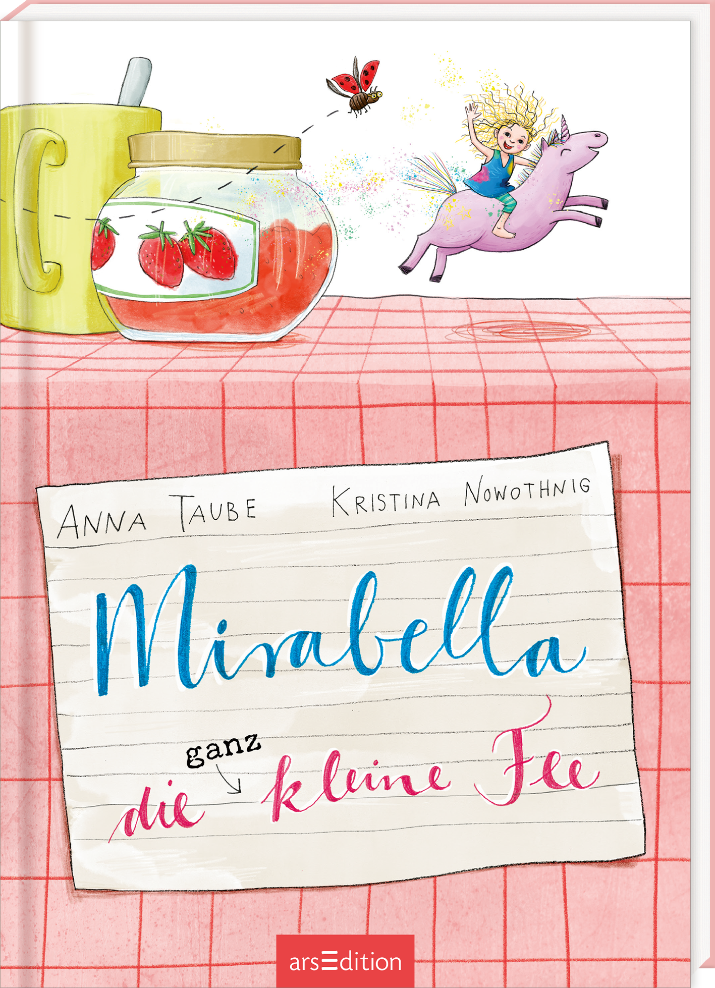 Auf dem Cover ist eine fröhliche, kleine Fee mit braunen Haaren, die auf einem lilafarbenen Einhorn reitet. Im Hintergrund sind frische Erdbeeren in einem Glas sichtbar, neben einer gelben Kanne. Die Atmosphäre ist verspielt und farbenfroh, dominiert von zarten Pastelltönen. Der Titel „Mirabella ganz die kleine Fee“ ist in verspielter, handschriftlicher Schriftart in verschiedenen Farben gestaltet. Oben stehen die Namen der Autorinnen Anna Taube und Kristina Nowotthnig. Ein...