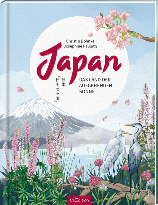 Das Buchcover zeigt eine malerische Landschaft mit dem Fuji im Hintergrund und blühenden Kirschbäumen im Vordergrund. In sanften Pastellfarben gestaltet, steht der Titel „Japan“ in kräftigem Rot, darunter der Untertitel „DAS LAND DER AUFGEHENDEN SONNE“. Die stilisierten Figuren von zwei Herons fügen sich harmonisch in die Szenerie ein. Ganz oben links sind die Namen Christin Bohnke und Josephine Pauluth vermerkt. Ganz unten mittig steht der Logoschriftzug von arsEdition.