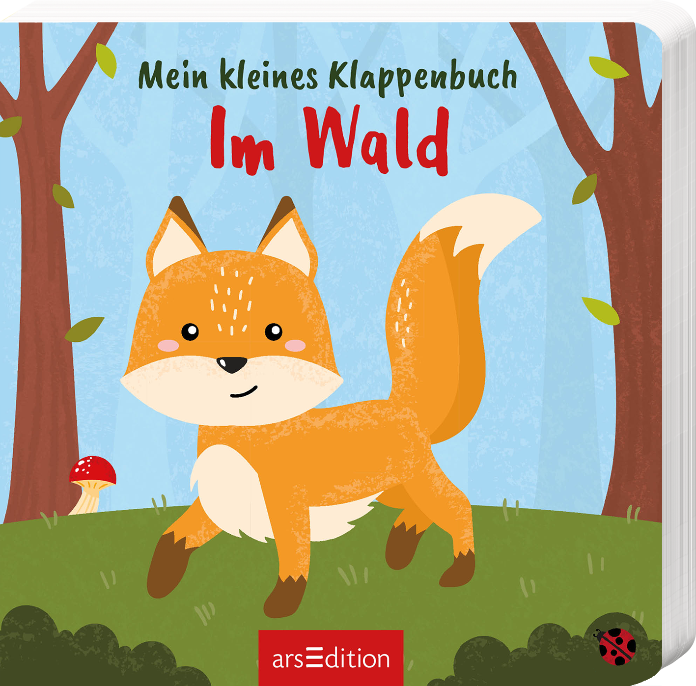 Das Buchcover zeigt einen fröhlichen, cartoonhaften Fuchs mit orangefarbenem Fell und einem breiten Lächeln, umgeben von grünen Bäumen und einem farbenfrohen Waldhintergrund. Oben links steht in verspielter Schrift „Mein kleines Klappenbuch“, während der Titel „Im Wald“ in kräftigem Rot mittig platziert ist. Am unteren Rand ist ein kleiner roter Fliegenpilz sichtbar. Ganz unten mittig steht der Logoschriftzug von arsEdition.