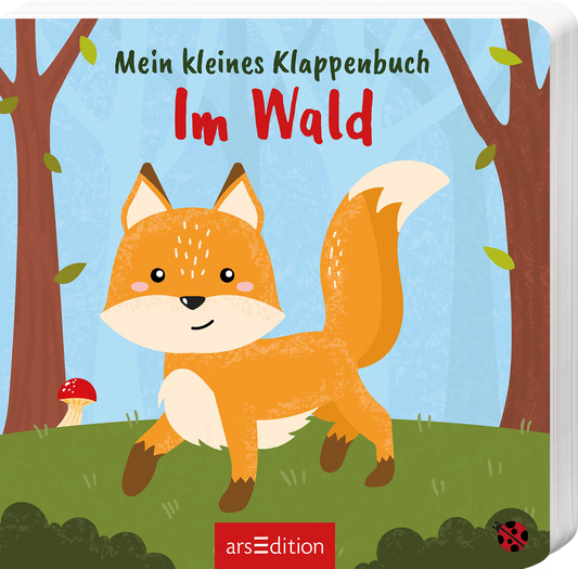 Das Buchcover zeigt einen fröhlichen, cartoonhaften Fuchs mit orangefarbenem Fell und einem breiten Lächeln, umgeben von grünen Bäumen und einem farbenfrohen Waldhintergrund. Oben links steht in verspielter Schrift „Mein kleines Klappenbuch“, während der Titel „Im Wald“ in kräftigem Rot mittig platziert ist. Am unteren Rand ist ein kleiner roter Fliegenpilz sichtbar. Ganz unten mittig steht der Logoschriftzug von arsEdition.