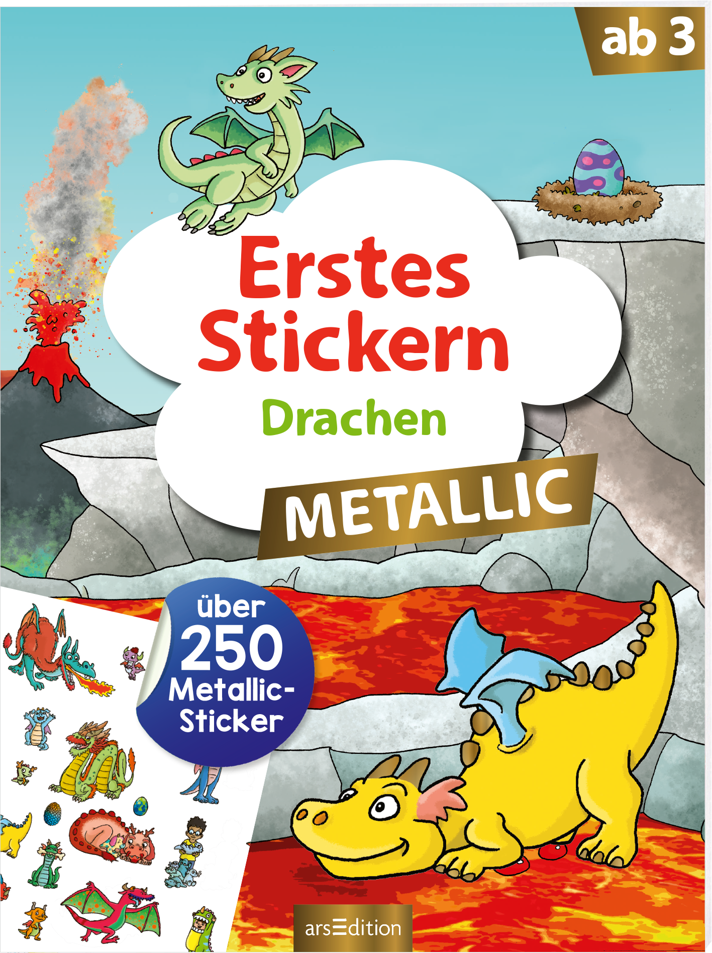 Auf dem Buchcover „Erstes Stickern – Drachen“ ist ein fröhlicher, kindlicher Drache in leuchtendem Gelb abgebildet. Er sitzt vor einer vulkanischen Landschaft mit rauchendem Vulkan und einem blauen Himmel im Hintergrund. Der Titel ist in einer verspielten, roten Schrift auf einem weißen Wolkenbanner platziert. Rechts unten steht das Wort „METALLIC“ in goldener Schrift. Zusätzlich ist ein blauer Kreis zu sehen mit der Aufschrift „über 250 Metallic-Sticker“. Ganz unten mittig...