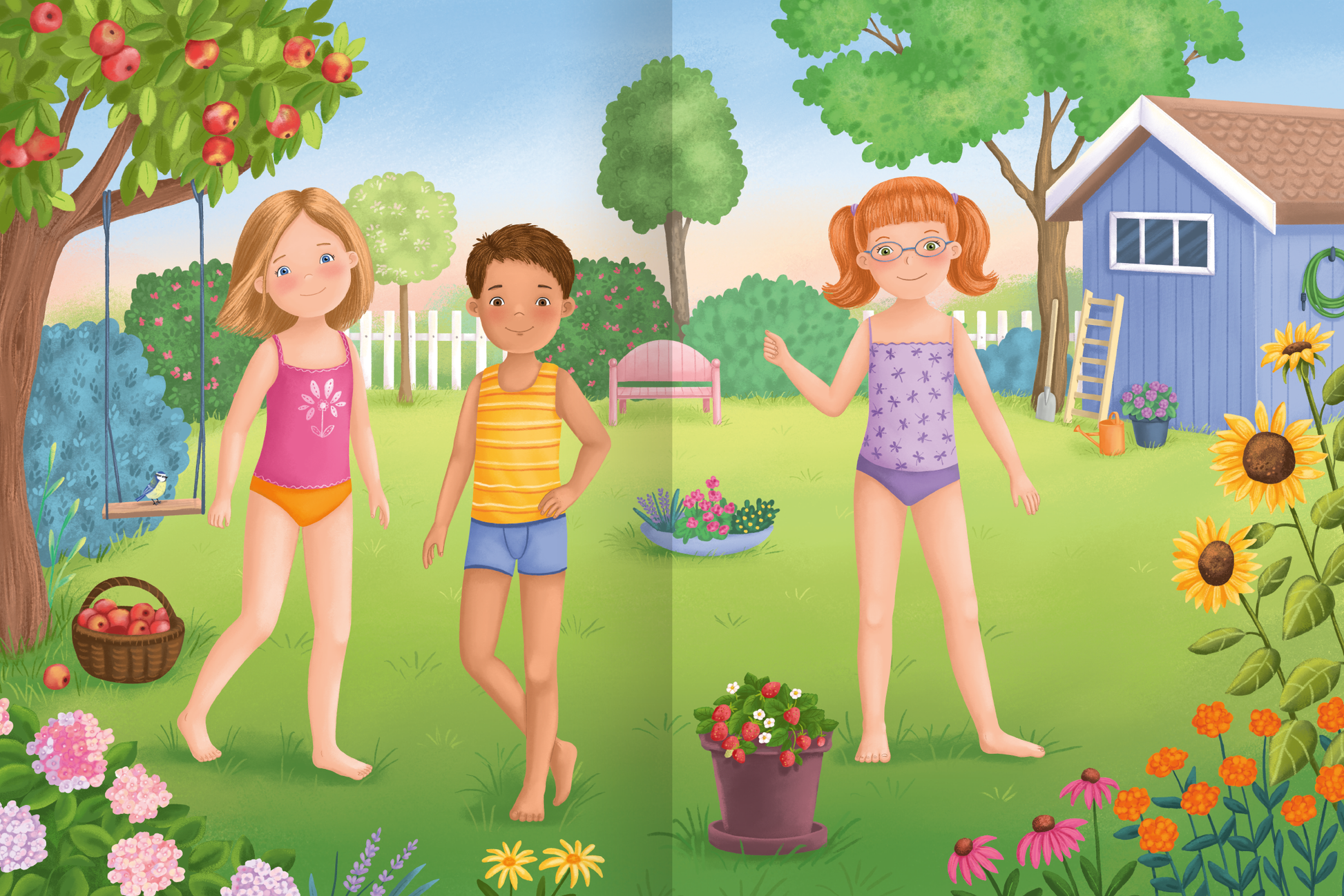 Gezeigt wird eine Innen- oder Zusatzansicht von „Erstes Stickern Anziehpuppen – Freundinnen und Freunde“. Die Illustration zeigt drei Kinder im Sommeroutfit, die in einem bunten Garten stehen. Ein Mädchen mit blonden Haaren trägt ein pinkes Top und einen gelben Badeanzug, ein Junge mit braunen Haaren hat ein gestreiftes Oberteil an, und ein weiteres Mädchen mit roten Haaren trägt ein lilafarbenes Oberteil. Im Hintergrund sind eine Schaukel, ein blauer Schuppen und verschiedene Blumen...