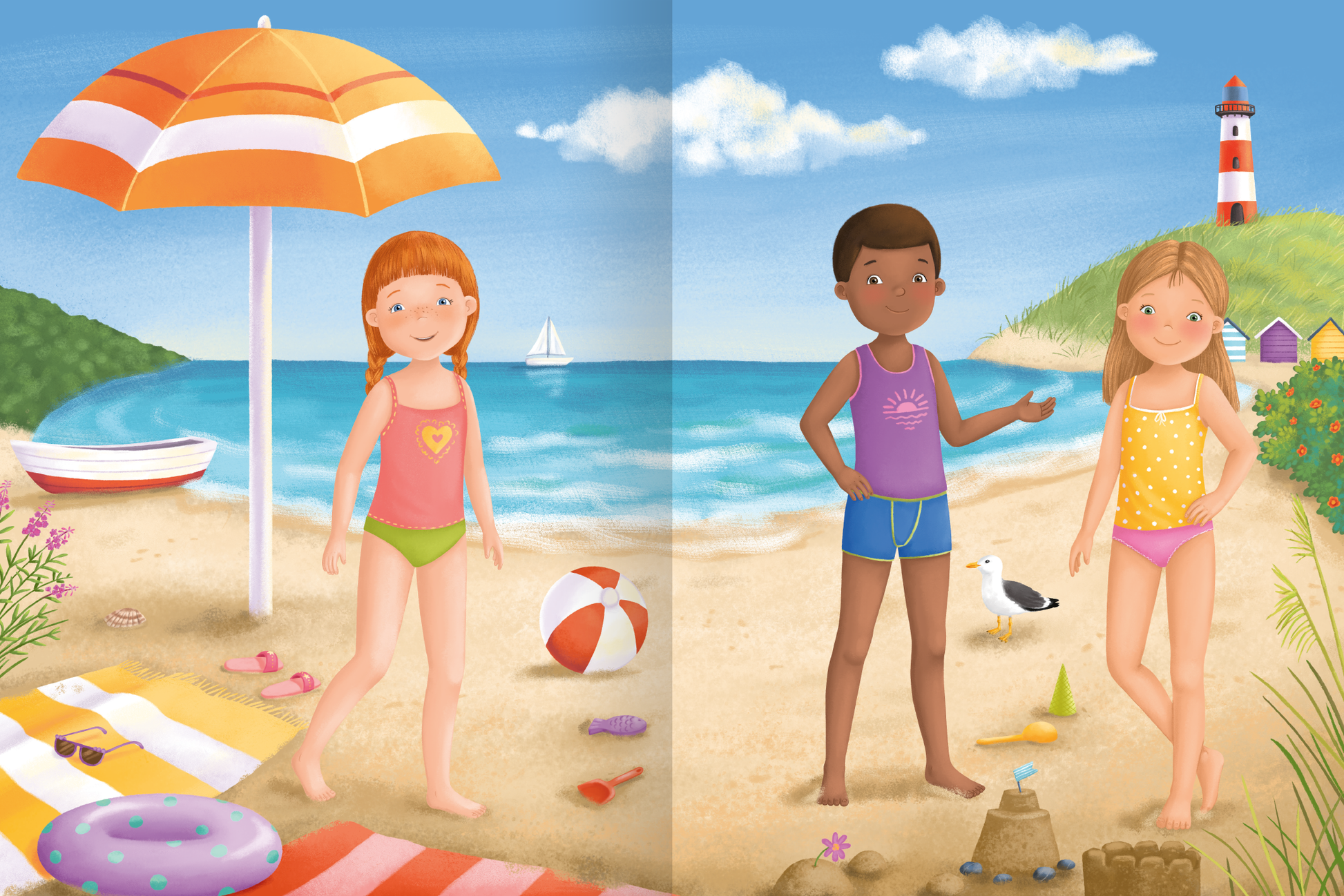 Gezeigt wird eine Innen- oder Zusatzansicht von „Erstes Stickern Anziehpuppen – Freundinnen und Freunde“. Die Illustration zeigt zwei Kinder am Strand. Links steht ein Mädchen mit roten Haaren in einem rosa Badeanzug unter einem gestreiften Sonnenschirm. Rechts steht ein Junge mit braunen Haaren in einem lilafarbenen Oberteil und Shorts. Im Hintergrund ist das Meer mit einem Leuchtturm sowie ein Sandstrand mit Spielzeug und einer Seemöwe zu sehen. Die Farben sind lebhaft und sommerlich.