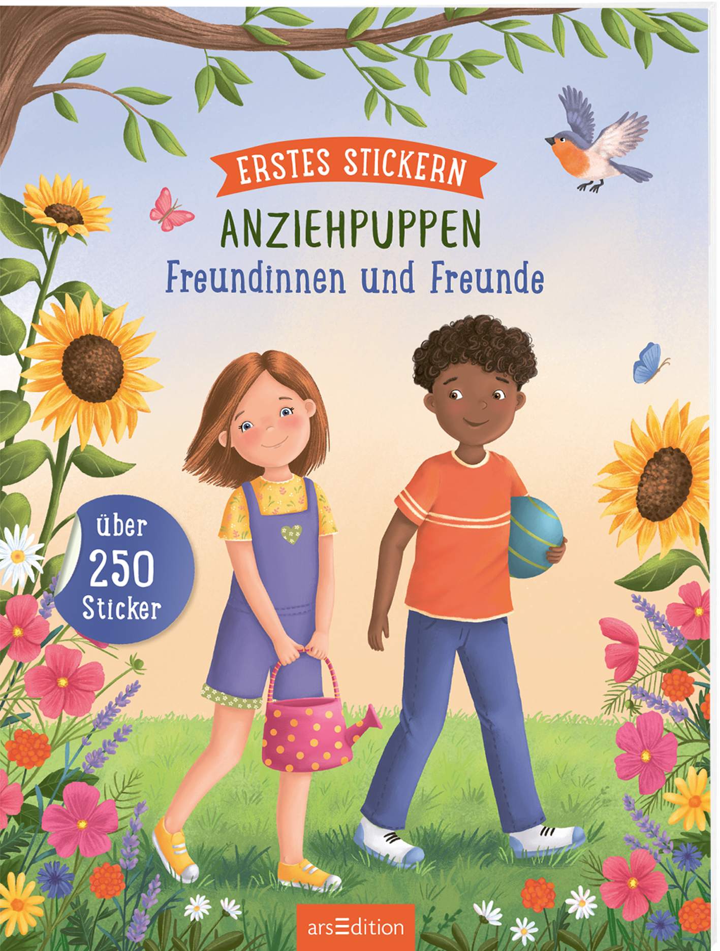 Das Buchcover zeigt zwei Kinder, ein Mädchen mit langen, braunen Haaren und ein Junge mit dunklen, lockigen Haaren. Beide stehen in einer bunten, blühenden Landschaft mit Sonnenblumen und Schmetterlingen. Das Mädchen trägt ein lila Kleid und hält eine pinke Tasche, der Junge trägt ein rotes T-Shirt und hat einen Basketball in der Hand. Oben ist der Titel „Erstes Stickern“ in kräftiger roter Schrift, darunter „Anziehpuppen“ und „Freundinnen und Freunde“ in grüner Schrift. Ein...