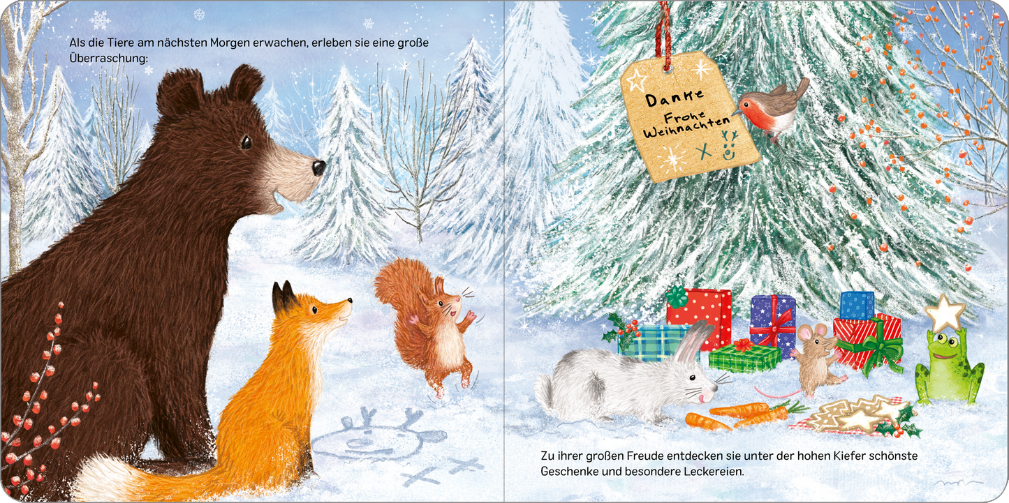 Gezeigt wird eine Innen- oder Zusatzansicht von „Das verlorene Rentier“. Die farbenfrohe Illustration zeigt eine winterliche Szene mit einem Bären, einem Fuchs, einem Eichhörnchen und einem Kaninchen, die um einen großen Weihnachtsbaum stehen. Der Baum ist mit Schnee und bunten Geschenken geschmückt. Im Hintergrund sind schneebedeckte Tannen und eine klare, blaue Himmel zu sehen. Ein Schild mit der Aufschrift „Danke für die schönen Geschenke“ hängt am Baum, während Vögel...