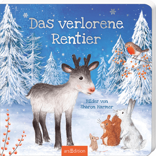 Auf dem Buchcover „Das verlorene Rentier“ sind in sanften Farben ein junges Rentier und verschiedene niedliche Waldtiere zu sehen. Der Hintergrund besteht aus schneebedeckten Tannenbäumen und einem klaren blauen Himmel, der mit weißen Schneeflocken verziert ist. Der Titel ist in verspielter, heller Schriftgestaltung platziert. Unten steht der Urheberhinweis „Bilder von Sharon Harmer“. Ganz unten mittig steht der Logoschriftzug von arsEdition.