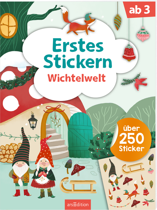 Auf dem Buchcover „Erstes Stickern Wichtelwelt“ sind fröhliche Wichtel vor einem roten Häuschen mit einem grünen Türbogen zu sehen. Oben Schlittschuh laufende Tiere und weihnachtliche Dekorationen schaffen eine festliche Stimmung. Der Titel ist in großen, blauen Buchstaben auf einem weißen Hintergrund platziert. Ein orangefarbener Button mit der Aufschrift „über 250 Sticker“ fügt sich harmonisch ein. Ganz unten mittig steht der Logoschriftzug von arsEdition.