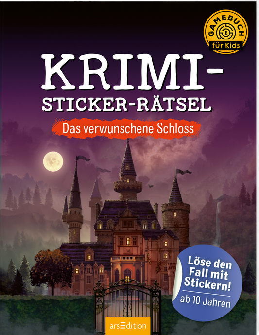 Das Buchcover zeigt ein geheimnisvolles Schloss im Dämmerlicht, umgeben von düsteren Bäumen und einem großen Eisenzaun. Der Himmel ist schattig mit einem leuchtenden Mond. Der Titel „KRIMI-STICKER-RÄTSEL“ ist in großen weißen Buchstaben geschrieben, der Untertitel „Das verwunschene Schloss“ hebt sich in kräftigem Orange ab. In der oberen Ecke befindet sich der orangefarbene Hinweis „GAMEBUCH für Kids“. Unten auf dem Cover steht „Löse den Fall mit Stickern! ab 10...