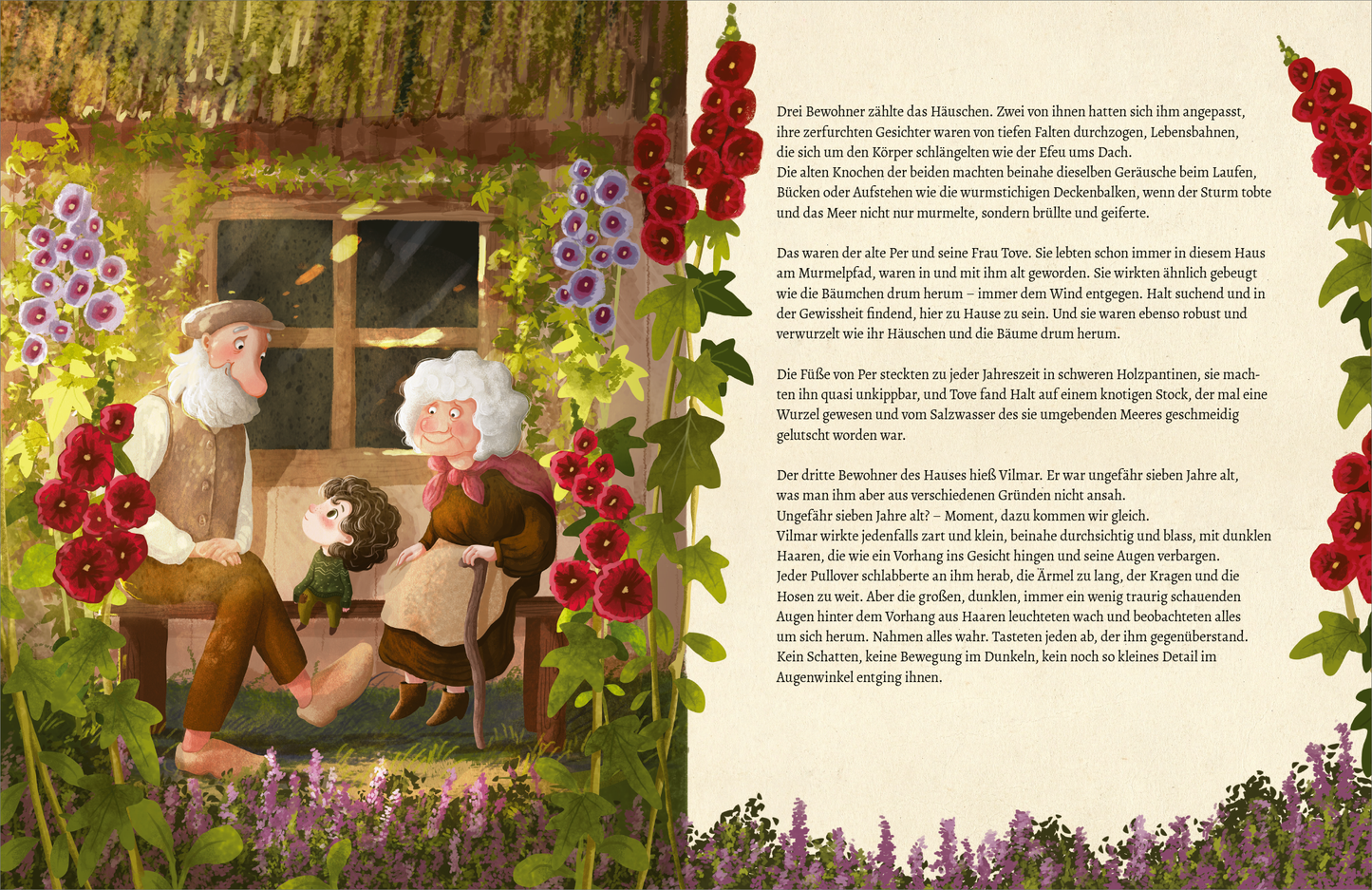 Gezeigt wird eine Innen- oder Zusatzansicht von „Der Verwechsling“. Die Illustration zeigt ein Szenario vor einem traditionellen Haus, umrahmt von bunten Blumen in Rot- und Lilatönen. Im Vordergrund sitzen ein älterer Mann mit grauem Bart und eine Großmutter mit lockigem, weißem Haar. Sie betrachten ein Kind, das schüchterne Freude ausstrahlt. Der Hintergrund ist in sanften, erdigen Farben gehalten und vermittelt eine einladende, heimelige Stimmung. Die Schrift auf der...