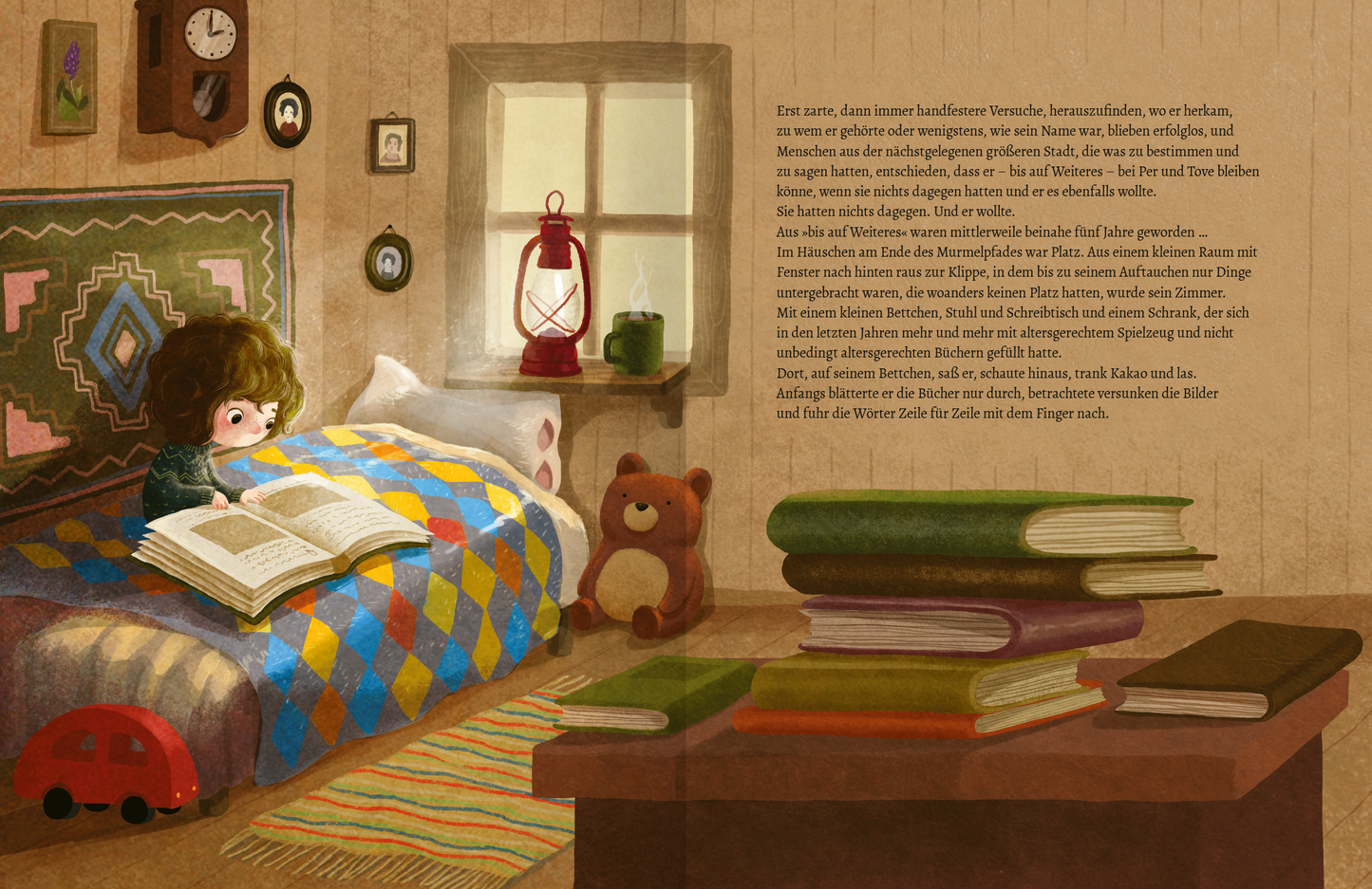 Gezeigt wird eine Innenansicht von „Der Verwechsling“. Das Bild zeigt ein gemütliches Kinderzimmer mit einer bunten Decke in geometrischem Muster auf einem Bett. Ein Mädchen sitzt auf dem Bett und liest ein großes Buch. Auf dem Tisch stehen mehrere Bücherstapel in verschiedenen Farben: grün, braun und rot. Die Wände sind mit kleinen Uhren und Bilderrahmen geschmückt. Ein Fenster lässt warmes Licht herein, und eine rote Laterne sorgt für eine heimelige Atmosphäre.