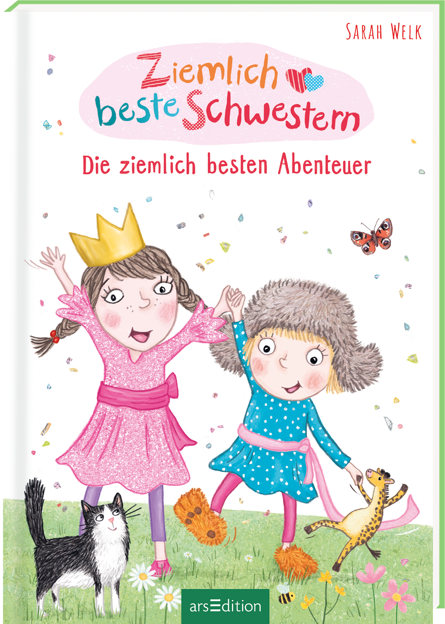 Das Buchcover zeigt zwei Mädchen, die die Arme in die Luft heben und fröhlich aussehen. Das eine Mädchen trägt eine goldene Krone und ein pinkes Kleid, das andere ein blaues Outfit mit einer grauen, pelzigen Mütze. Um sie herum sind bunte Konfetti angeordnet und eine Katze läuft vorne durchs Bild. Oben steht in leuchtenden Farben „Ziemlich beste Schwestern“, darunter „Die ziemlich besten Abenteuer“. Ganz unten mittig steht der Logoschriftzug von arsEdition.