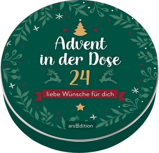 Auf dem runden Buchcover sieht man einen tiefgrünen Hintergrund, umgeben von festlichen Pflanzenmotiven und kleinen Sternen. Der Titel „Advent in der Dose“ ist in verspielter, weißer Schrift mittig platziert, darunter steht die Zahl „24“ in goldener Farbe. Darunter findet sich der Text „liebe Wünsche für dich“ auf rotem Hintergrund. Ein kleiner Weihnachtsbaum und Rentiere ergänzen das festliche Design. Ganz unten mittig steht der Logoschriftzug von arsEdition.