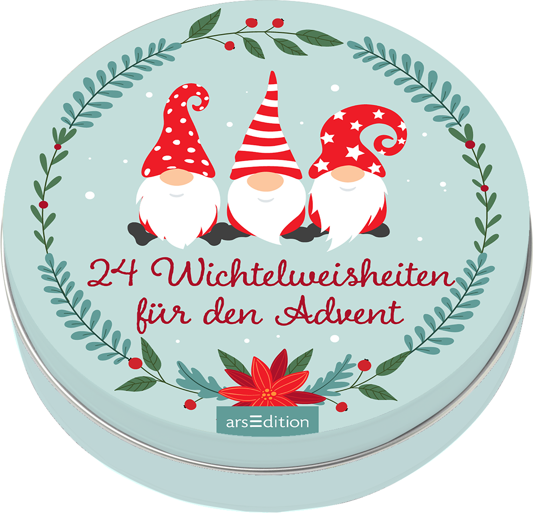 Das Buchcover zeigt drei fröhliche Wichtel mit roten und weißen Hüten vor einem sanften, hellblauen Hintergrund. Sie stehen inmitten von grünen Blättern und roten Beeren, was eine festliche Atmosphäre erzeugt. In eleganter, roter Schrift ist der Titel „24 Wichtelweisheiten für den Advent“ platziert. Ganz unten mittig steht der Logoschriftzug von arsEdition.