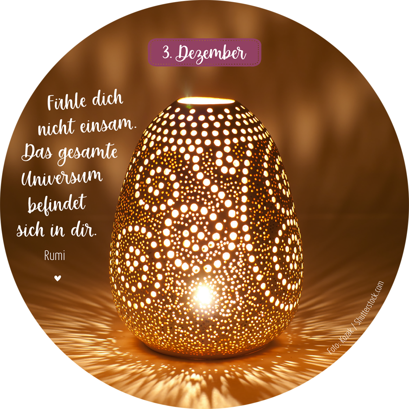 Gezeigt wird eine Innen- oder Zusatzansicht von „Adventskalender in der Dose. 24 Dankbarkeitsmantras für den Advent“. Die Darstellung zeigt eine runde Karte mit einem warmen, goldenen Licht, das durch eine dekorative, perforierte Lampe strahlt. Über dem Licht steht der Text: „Fühle dich nicht einsam. Das gesamte Universum befindet sich in dir.“ Die Schrift ist in einer eleganten, handschriftlichen Typografie, wobei das Datum „3. Dezember“ in einem lilafarbenen Banner...