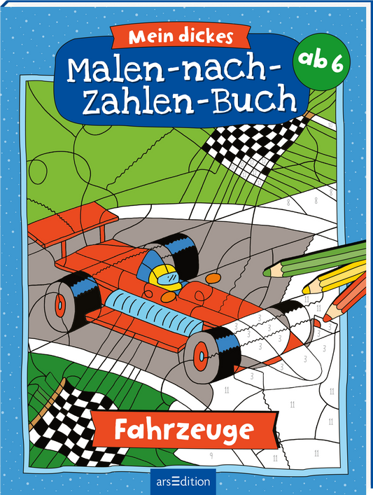 Das Buchcover zeigt ein farbenfrohes und verspieltes Design. Im Vordergrund befindet sich ein rot-blauer Rennwagen, umgeben von verschiedenen Farbstiften. Der Hintergrund ist grün mit einer gepunkteten Einfassung, während schwarz-weiße Schnürbandflaggen sichtbar sind. Oben mittig steht in blauer Schrift „Mein dickes Malen-nach-Zahlen-Buch“, darunter der Zusatz „ab 6“. Ganz unten mittig steht der Logoschriftzug von arsEdition.