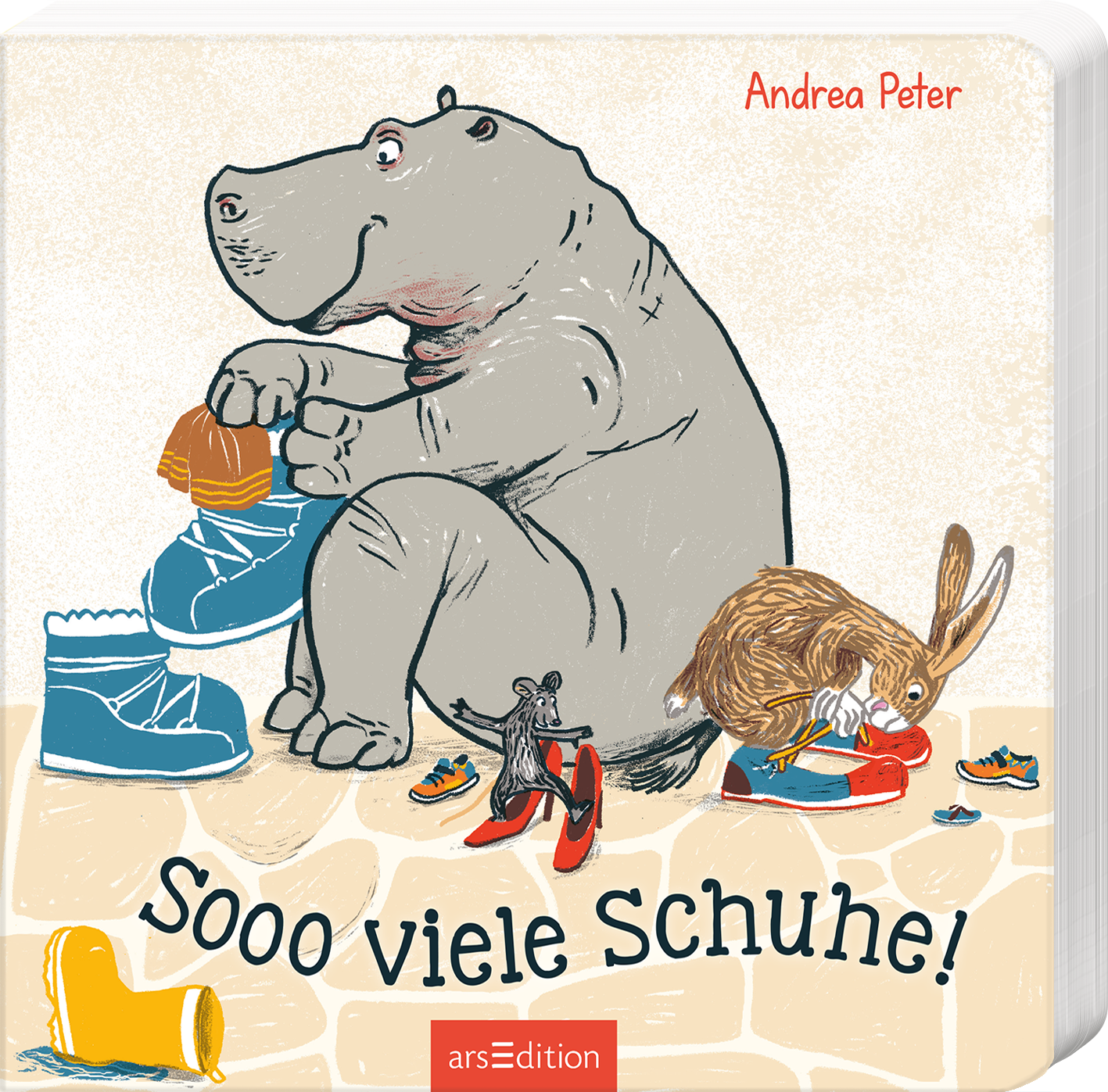Auf dem Buchcover „Sooo viele Schuhe!“ von Andrea Peter sitzt ein graues Nilpferd, das mit einer gelben und orangenen Schuhen spielt. Rechts daneben stehen ein kleiner grauer Maus und ein braunes Kaninchen, die ebenfalls ein Paar Schuhe untersuchen. Der Hintergrund zeigt eine helle Sandsteinmauer. Der Titel ist in verspielter, schwarzer Schrift gehalten. Ganz oben rechts ist der Name der Autorin vermerkt. Ganz unten mittig steht der Logoschriftzug von arsEdition.