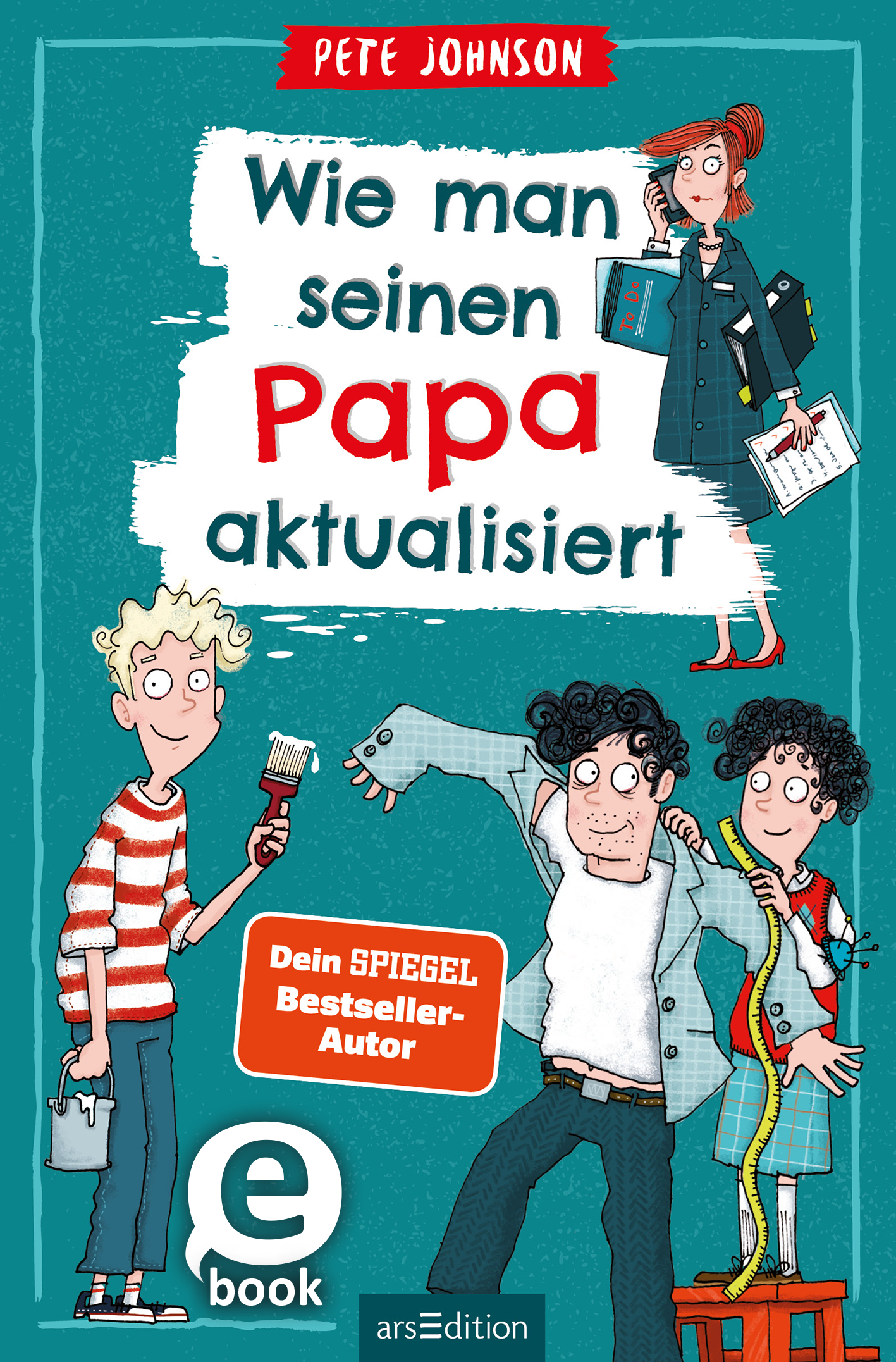 Das Cover von "Wie man seinen Papa aktualisiert" von Pete Johnson zeigt eine humorvolle Illustration mit vier Charakteren. In der Mitte stehen drei Figuren: Ein Junge mit blonden Locken und Streichutensilien, ein Mann mit dunklen, lockigen Haaren und ein Mädchen mit Maßband. Darüber ist eine Frau mit rotem Haar und einem Notizbuch in der Hand abgebildet. Der Titel „Wie man seinen Papa aktualisiert“ ist in großen, bunten Buchstaben über dem Bild platziert. Unten links befindet...