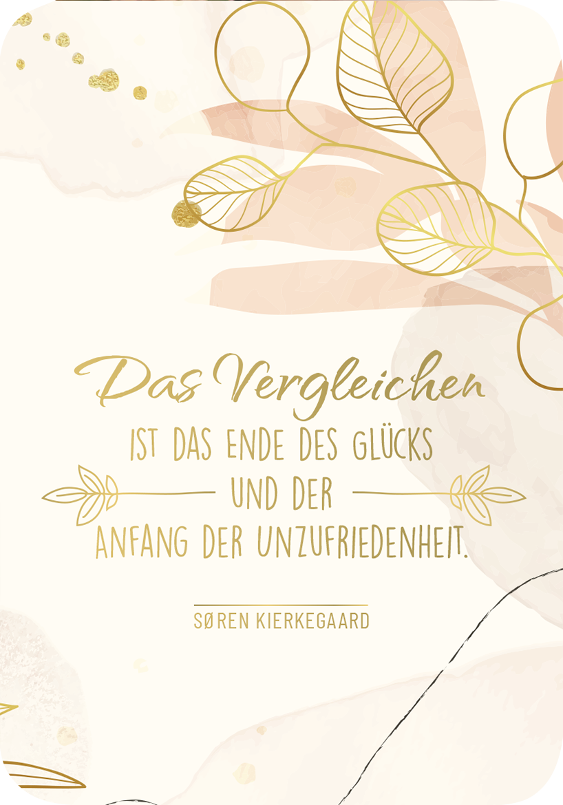 Gezeigt wird eine Innen- oder Zusatzansicht von „Weisheiten für die Seele“. Der Hintergrund ist in sanften, cremigen Tönen gehalten, ergänzt durch zarte, pastellfarbene Pflanzenmotive. In der Mitte steht in eleganter, goldener Schrift der Spruch „Das Vergleichen ist das Ende des Glücks und der Anfang der Unzufriedenheit.“ Unterhalb des Zitats erscheint der Name „Sören Kierkegaard“ in einer schlichten, klaren Schrift. Die gesamte Gestaltung vermittelt eine harmonische und...