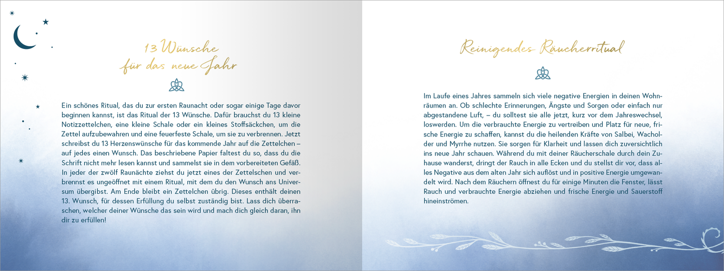 Gezeigt wird eine Innen- oder Zusatzansicht von „Magie der Raunächte“. Die Seite ist sanft in Blau- und Weißtönen gestaltet, mit einem klaren, harmonischen Übergang zwischen den Farben. Links steht der Titel „13 Wünsche für das neue Jahr“ in eleganter goldener Schrift, daneben ein Text in einer gut lesbaren, serifenlosen Schrift. Auf der rechten Seite befindet sich der Titel „Reinigendes Rauchritual“ ebenfalls in goldener Schrift. Ornamental sind zarte, geschwungene Linien am...