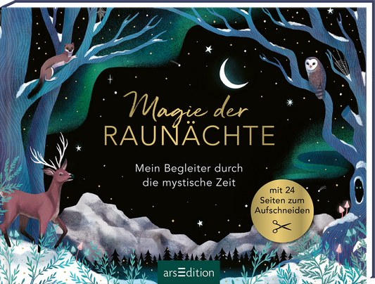 Das Cover zeigt eine zauberhafte Winternacht mit einem tiefblauen, sternenklaren Himmel und einem geheimnisvollen Mond. In der Landschaft sind ein Hirsch und ein Eichhörnchen abgebildet, umgeben von schneebedeckten Bäumen. Der Titel „Magie der Raunächte“ ist in geschwungener, goldener Schrift platziert. Unterhalb des Titels steht der Untertitel „Mein Begleiter durch die mystische Zeit“. Ein rundes, goldenes Element weist auf „24 Seiten zum Aufschneiden“ hin. Ganz unten mittig...