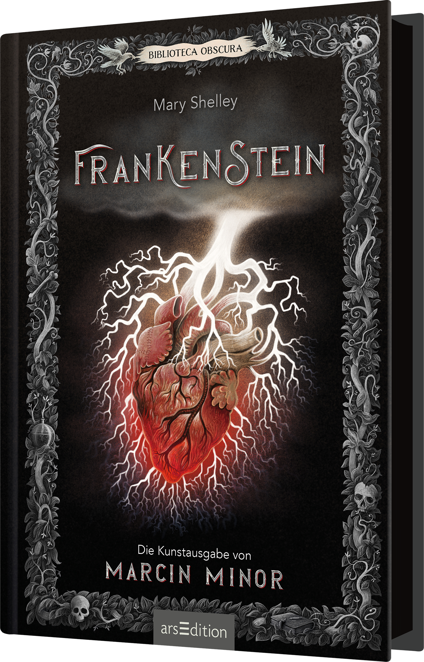 Der Buchcover zeigt auf dunklem Hintergrund ein stilisiertes menschliches Herz mit blutroten und schwarzen Farbtönen, umgeben von wirbelnden, elektrischen Blitzen in Weiß und Hellgrau. Der Titel „FRANKENSTEIN“ ist in fesselnder Typografie in großen, kontrastierenden Buchstaben platziert, während der Autorennamen „Mary Shelley“ darüber in schlichter Schrift steht. Am unteren Rand ist der zusätzliche Hinweis „Die Kunstausgabe von Marcin Minor“ zu finden. Ganz unten mittig steht...