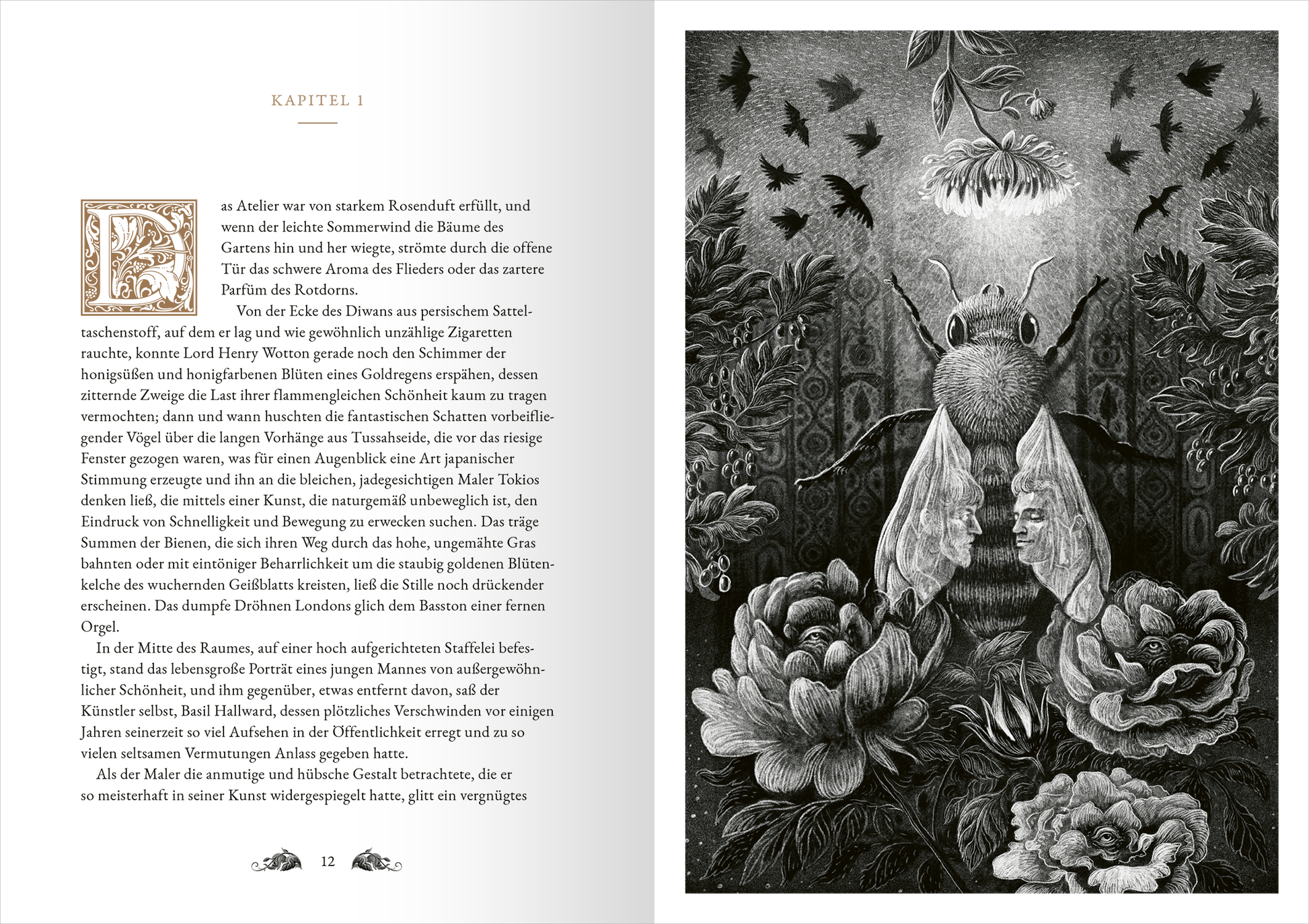 Gezeigt wird eine Innen- oder Zusatzansicht von „Das Bildnis des Dorian Gray“. Auf der linken Seite befindet sich der Text des ersten Kapitels, in einer klaren, serifenlosen Schrift in Schwarz auf hellem Hintergrund. Rechts ist eine detaillierte Illustration eines Insekts im Vordergrund, umgeben von stilisierten Blumen und floralen Elementen, alles in Schwarz-Weiß. Die Komposition vermittelt eine geheimnisvolle Atmosphäre, die den Inhalt des Buches widerspiegelt.