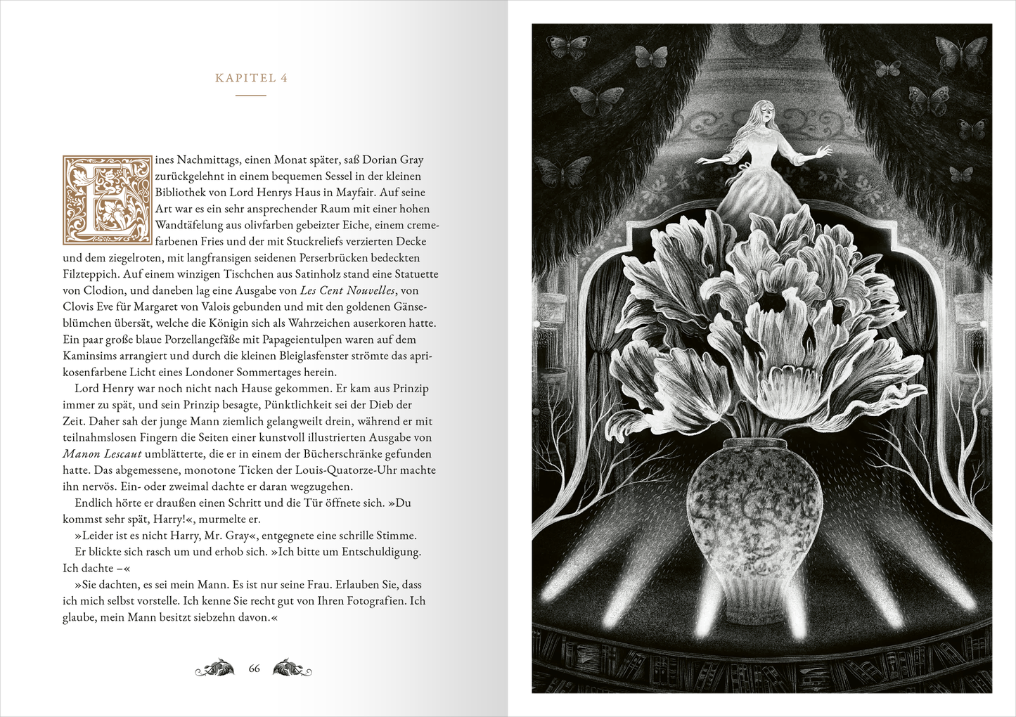 Gezeigt wird eine Innen- oder Zusatzansicht von „Das Bildnis des Dorian Gray“. Auf der linken Seite befindet sich der Text des Kapitels in schwarzer Serifenschrift auf hellem Hintergrund. Die rechte Seite zeigt eine detailreiche Illustration, die eine große, majestätische Blume in einem dekorativen Gefäß darstellt. Hinter der Blume sind stilisierte, dunkle Flügel angedeutet, die eine geheimnisvolle Atmosphäre schaffen. Der Kontrast zwischen der hellen Blume und dem dunklen Hintergrund...