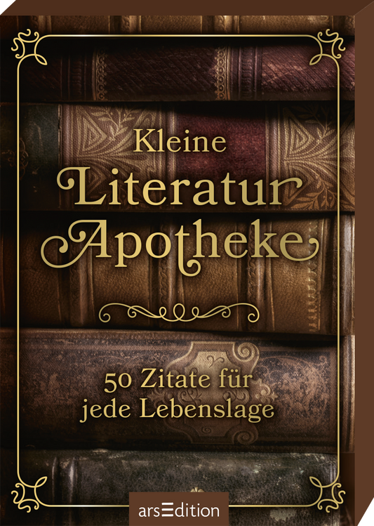 Dunkelbrauner Hintergrund mit einem stilvollen Buchrücken-Motiv, das antike Buchbinderarbeiten zeigt. Oben steht in eleganter, goldener Schrift „Kleine Literatur Apotheke“. Darunter ist der Untertitel „50 Zitate für jede Lebenslage“ in schlichterer Schrift. Verzierungen in edlem Gold rahmen den Titel harmonisch ein und verleihen der Gestaltung einen klassischen, nostalgischen Charme. Ganz unten mittig steht der Logoschriftzug von arsEdition.