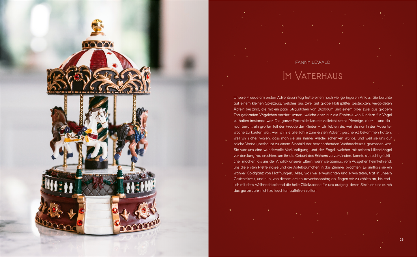 Gezeigt wird eine Innenansicht von „Weihnachten“. Auf der linken Seite befindet sich ein festlich dekorierter Karussellanhänger mit mehreren weißen Pferden, die auf einem runden, kunstvoll verzierten Sockel stehen. Die Farben sind warm und einladend, mit tiefen Rottönen und goldenen Akzenten. Auf der rechten Seite ist der Text „Im Vaterhaus“ in eleganter, serifenbetonter Typografie dargestellt, umrahmt von einer angenehmen, winterlichen Szenerie.