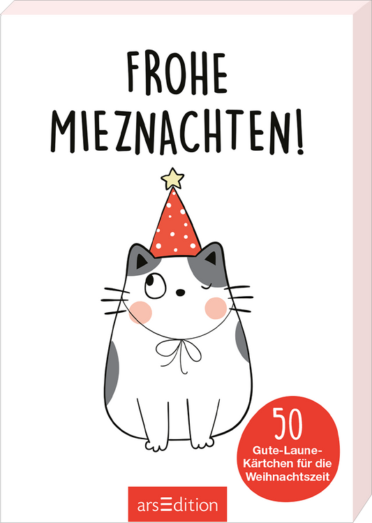 Das Buchcover zeigt eine niedliche Katze mit grauem und weißem Fell, die einen roten Weihnachtsmann-Hut trägt. Die Katze hat große, süße Augen und sitzt angenehm mittig. Über der Katze steht in klaren, schwarzen Buchstaben „FROHE MIEZNACHTEN!“. Ein roter Button im unteren Bereich des Covers mit der Aufschrift „50 Gute-Laune-Kärtchen für die Weihnachtszeit“ verstärkt die festliche Stimmung. Ganz unten mittig steht der Logoschriftzug von arsEdition.