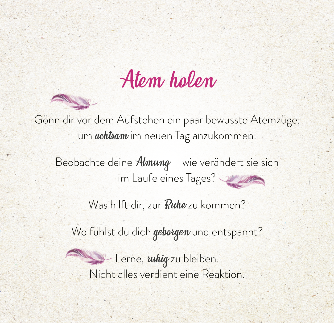 Gezeigt wird eine Innen- oder Zusatzansicht von „365 Inspirationen, achtsam zu leben“. Der Hintergrund ist in einem sanften Beigeton gehalten, während der Titel „Atem holen“ in einer eleganten, pinken Schriftart hervorsticht. Zarte Federillustrationen umrahmen den Text, der in einer gut lesbaren, klaren Schriftart geschrieben ist. Die Fragen und Aufforderungen laden zur Reflexion ein und fördern eine achtsame Herangehensweise an den Alltag.