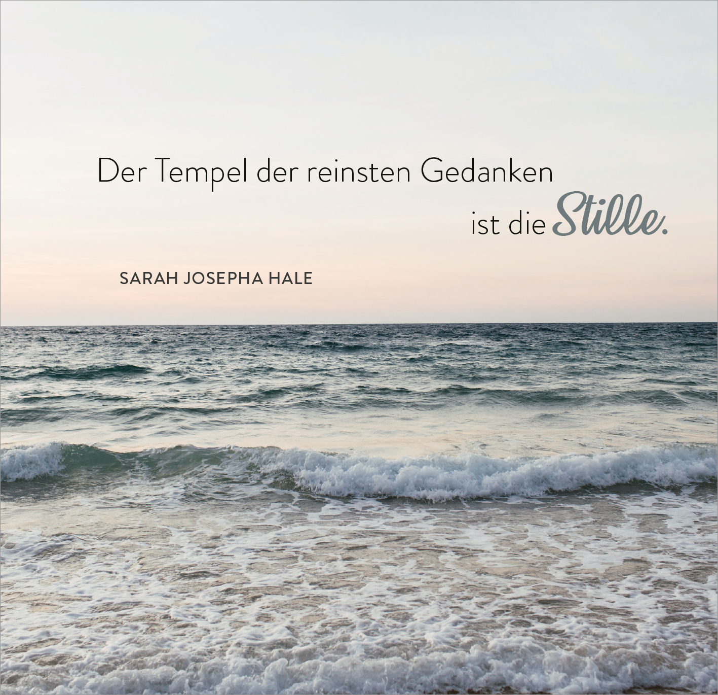 Gezeigt wird eine Innen- oder Zusatzansicht von „365 Inspirationen, achtsam zu leben“. Der Hintergrund zeigt einen sanften Sonnenuntergang über dem Meer mit einem ruhigen Wasseranschnitt im Vordergrund. Darauf ist in klarer, moderner Typografie der Satz „Der Tempel der reinsten Gedanken ist die Stille.“ zu lesen. Die Worte sind ein harmonisches Zusammenspiel aus Schwarz und einer geschwungenen Schrift in Hellgrau, die dem Gedanken an Ruhe und Achtsamkeit Rechnung trägt.