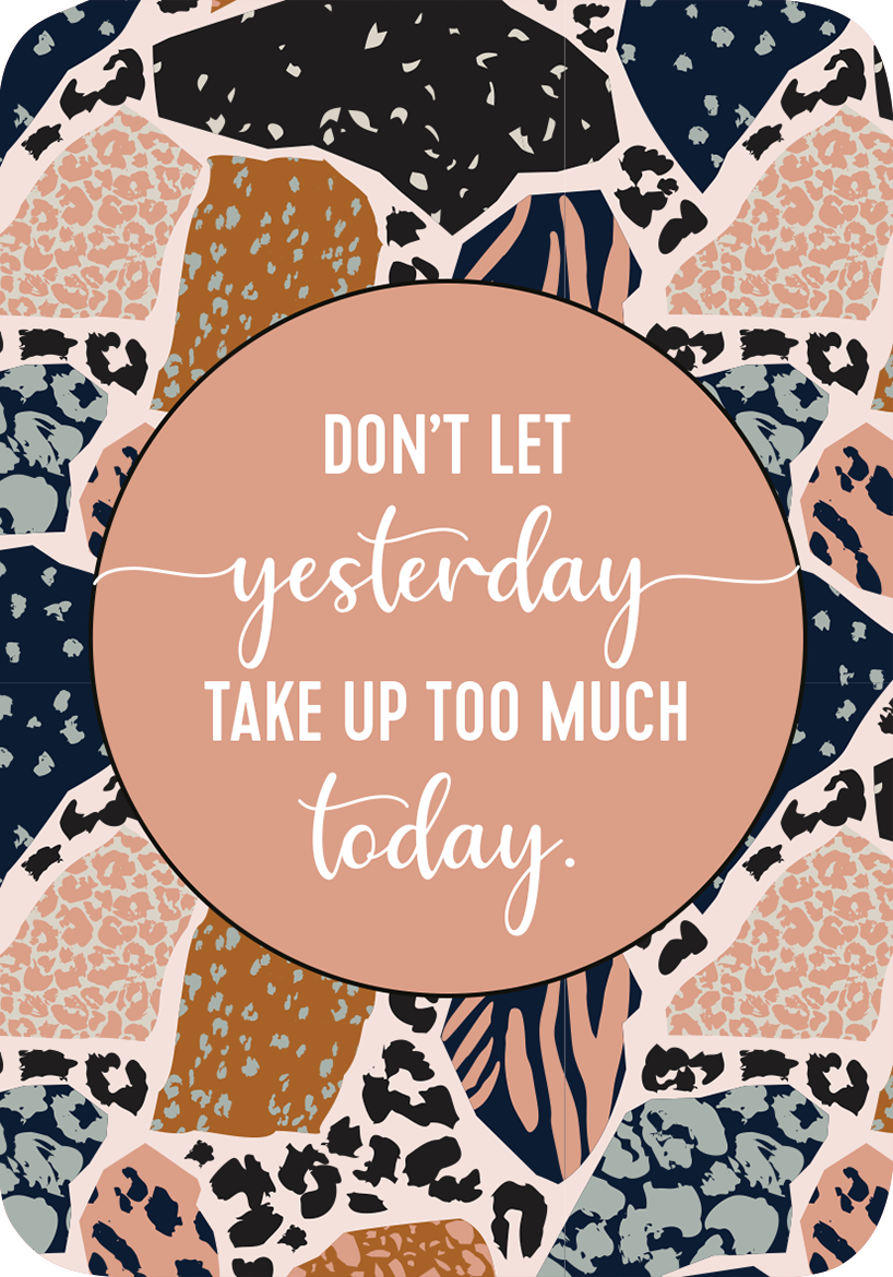 Gezeigt wird eine Innen- oder Zusatzansicht von „Ach, wie gut, dass niemand weiß, auf wen und was ich alles sch***!“. Der Hintergrund ist mit einem bunten Muster aus verschiedenen tierischen Texturen und Formen in Pastell- und Erdtönen gestaltet. In der Mitte befindet sich ein runder, rosa Bereich mit der Schrift „DON’T LET YESTERDAY TAKE UP TOO MUCH TODAY“ in einer eleganten, handschriftlichen Schriftart. Die kontrastierenden Farben sorgen für eine lebendige und ansprechende...